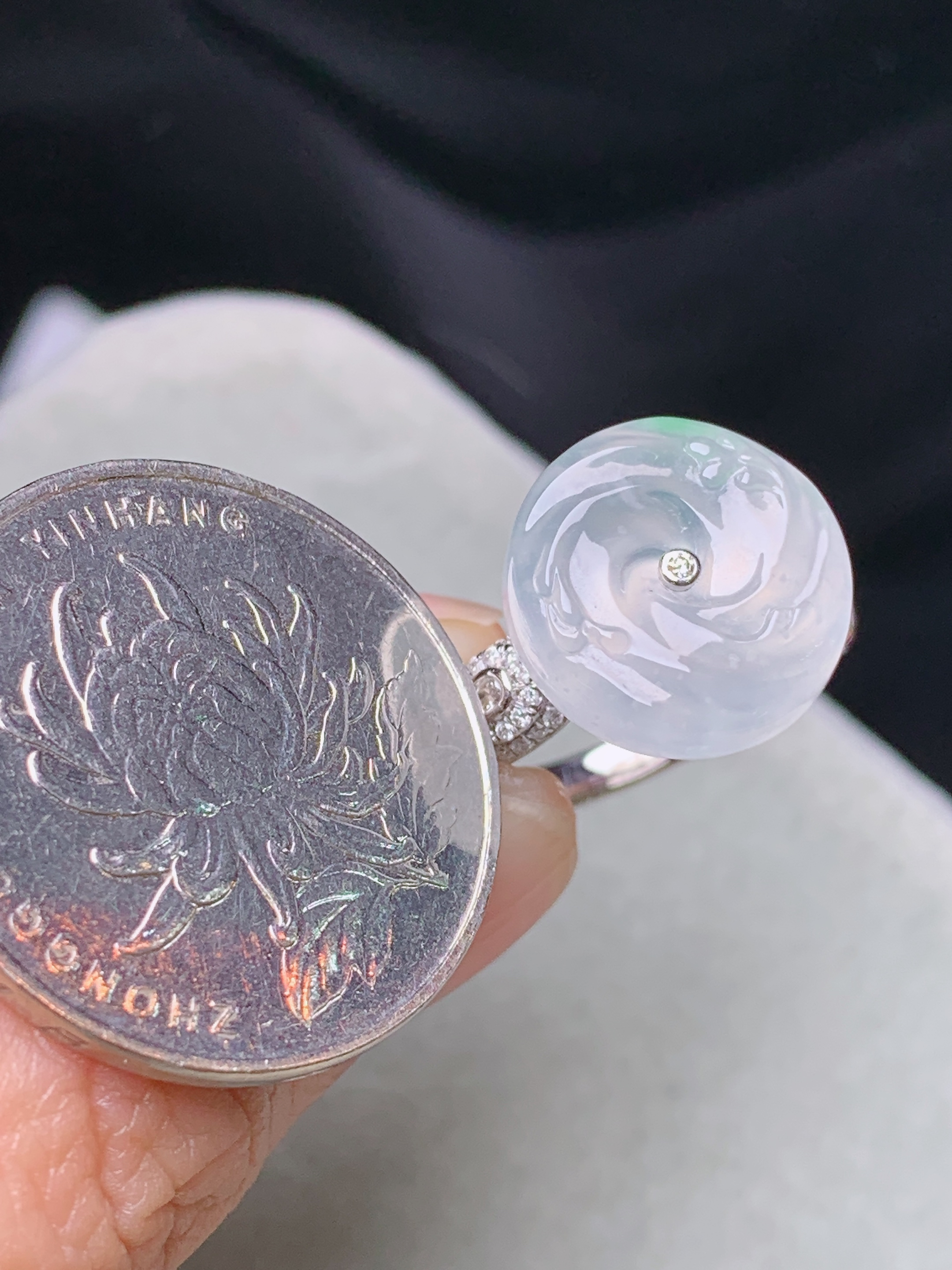 18k金钻镶嵌冰种平安扣戒指 玉质细腻 色泽艳丽清新 水润亮眼 圈口14 整体尺寸14*5.8m5