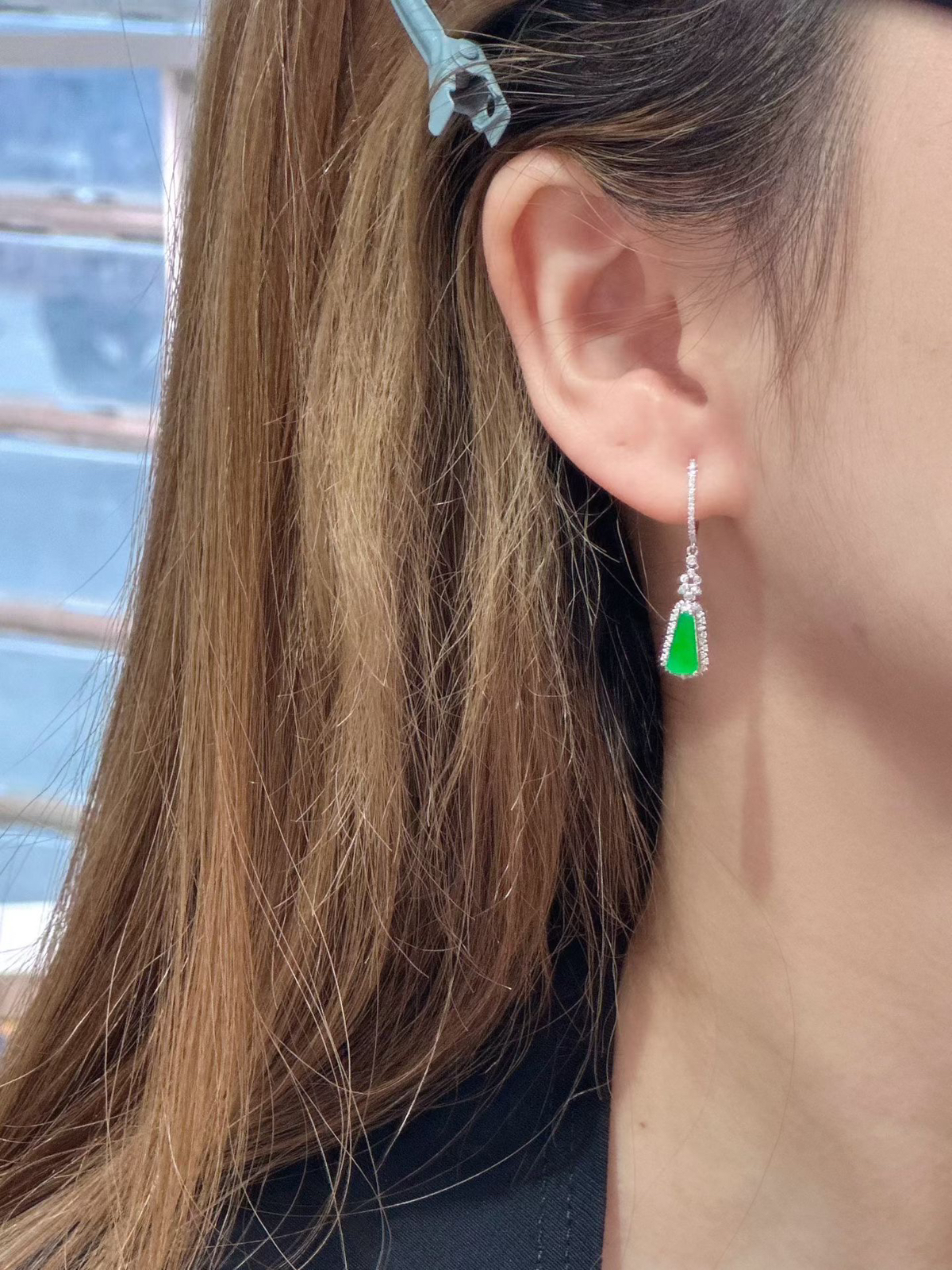 无事牌耳坠 
颜色均匀  料子很厚实 
18k金，尺寸：11.5-6.8-5.2mm..