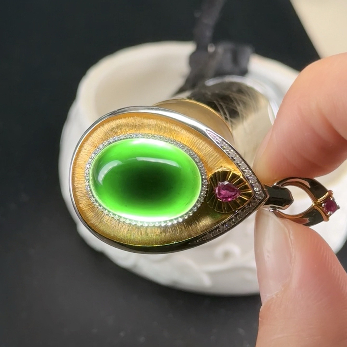 精品18k墨翠蛋面吊坠 种好色正 重金豪镶 打灯通透 黑度极好 尺寸43.6