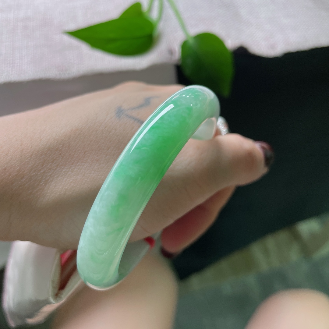 54.2/11/7.4飘绿正圈，水润，翠色鲜活，灵气逼人，俏丽若三春之桃，有棉线，ss51280a