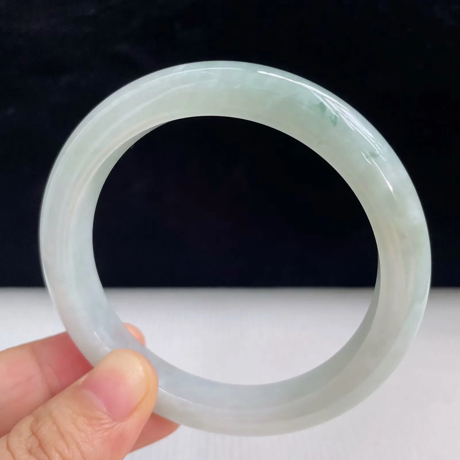 55mm自然光拍摄天然翡翠淡绿好种水正圈手镯43.42克