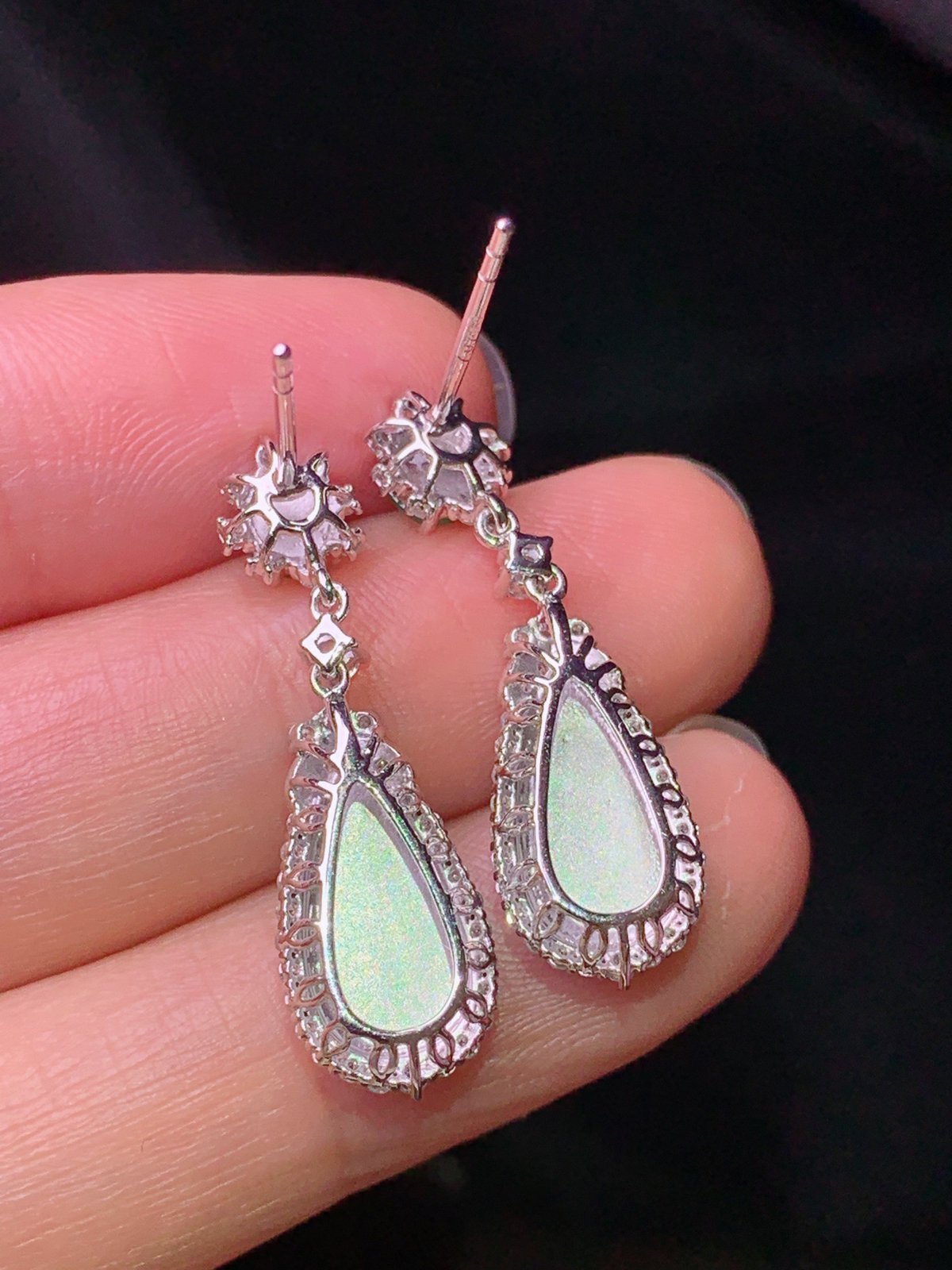 18k金钻镶嵌满绿水滴耳坠 玉质细腻 色泽艳丽清新 水润亮眼 整体尺寸28.8*8.5*5.3f1