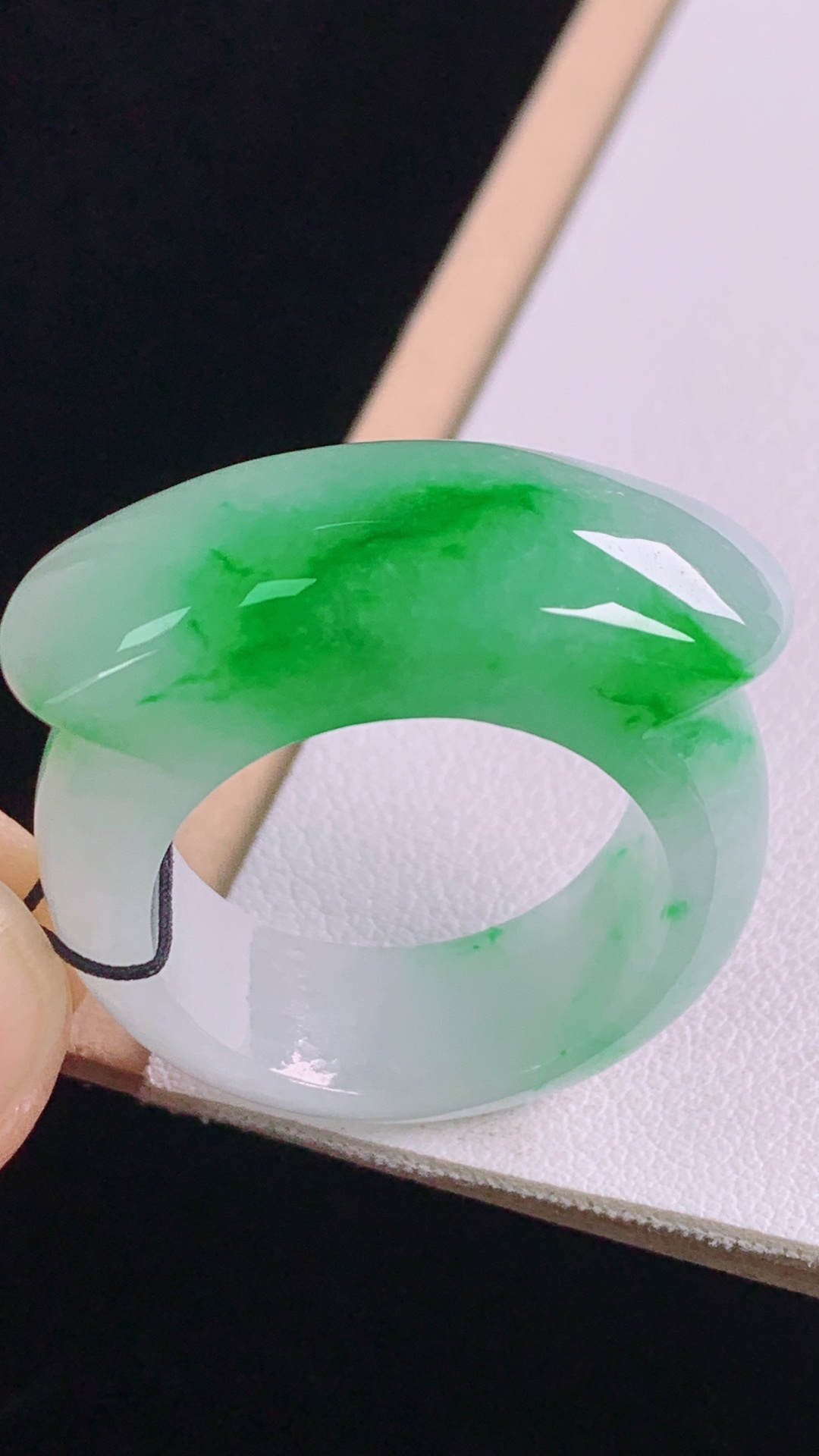 ️冰飘绿扳指，色辣色艳，底子细腻，无裂，尺寸:20.3/10.9/7.0mm，编号21