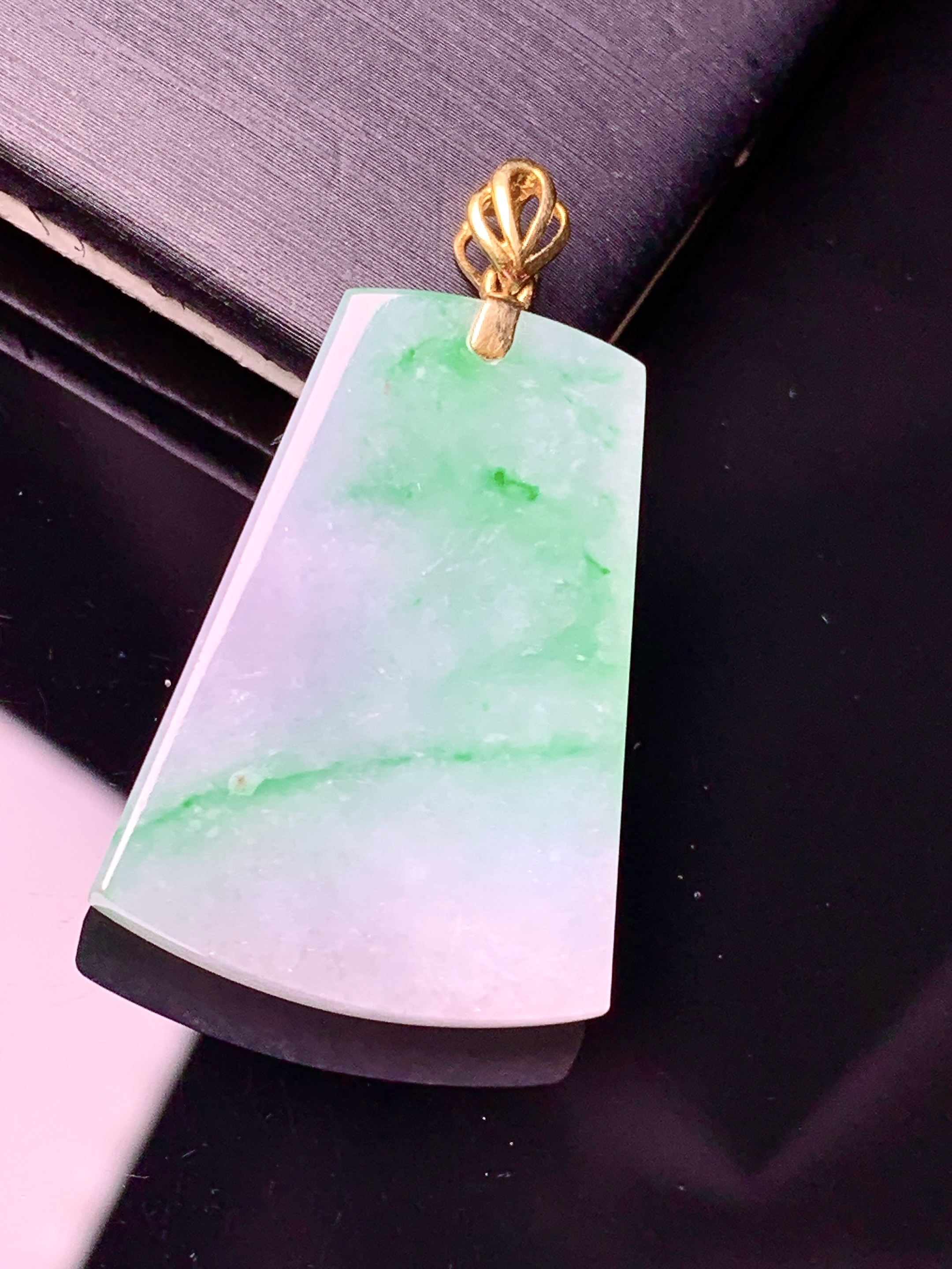 18k金钻镶嵌飘绿无事牌吊坠 玉质细腻 色泽艳丽清新 水润亮眼 整体尺寸35*20*3.8L4