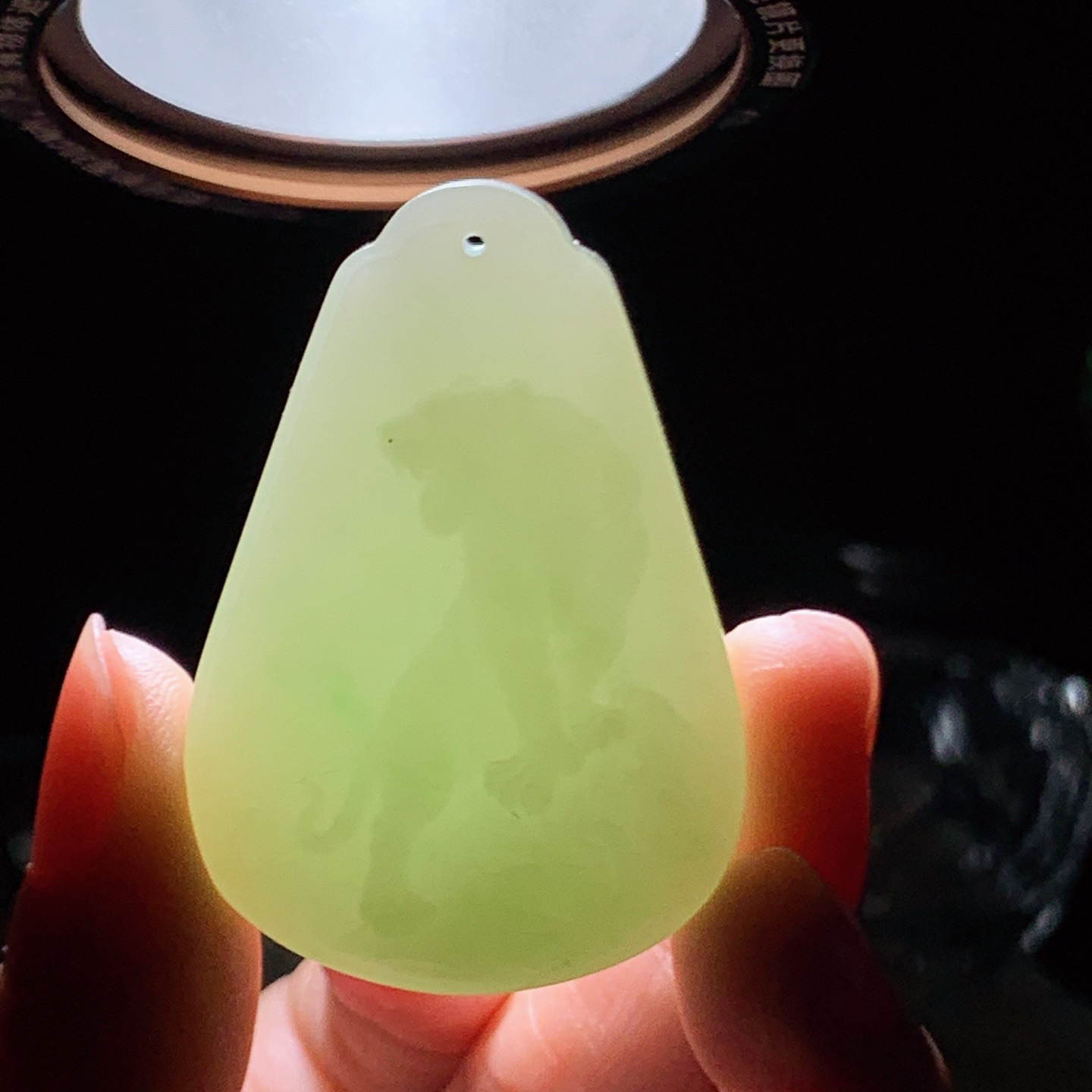 和田玉青海翠青上山虎挂件。尺寸46/32/12重34.5克，玉质细腻油润 脂粉好，品质好！lt260425