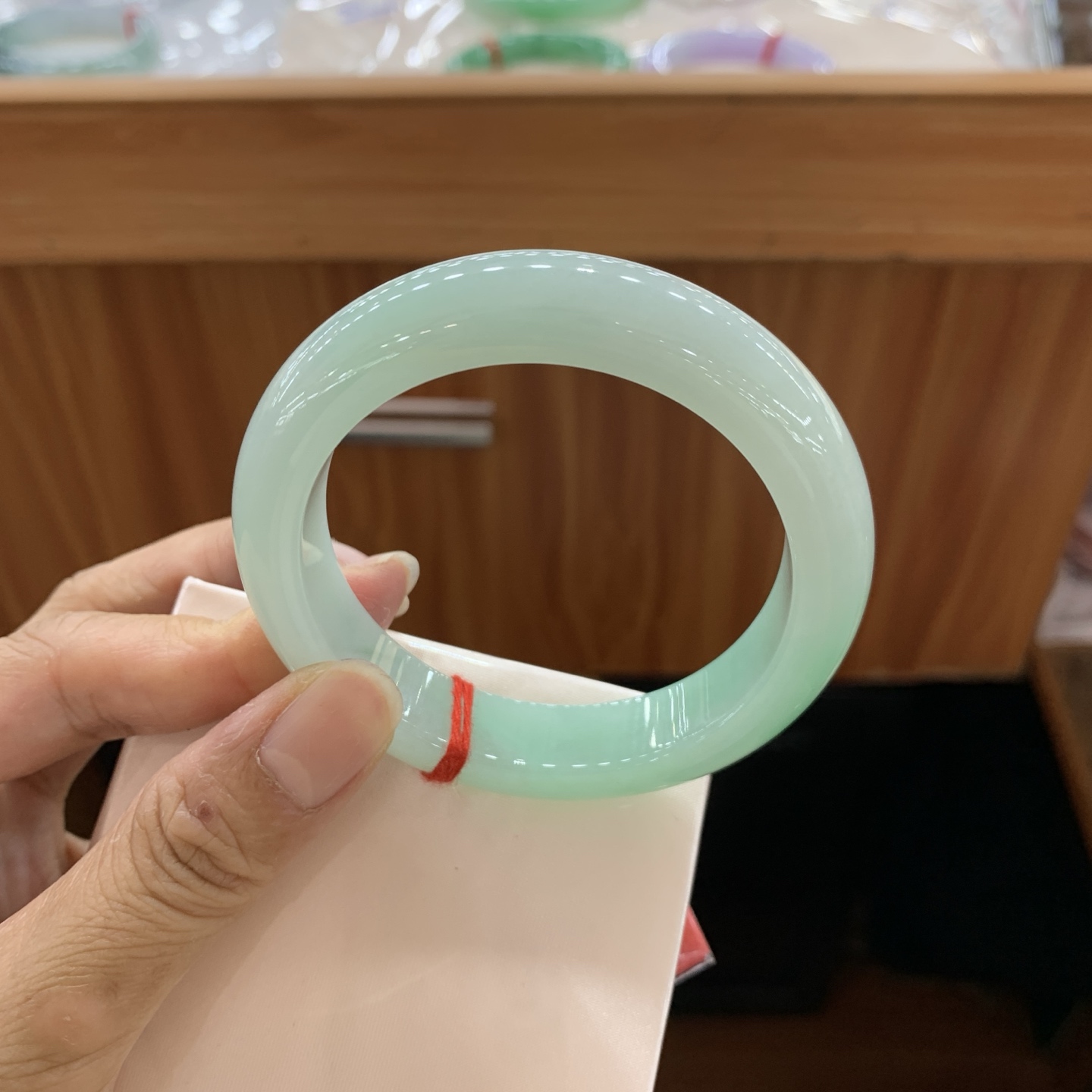 042329WZY 飘绿正圈翡翠手镯 54.6-12.7-9.1