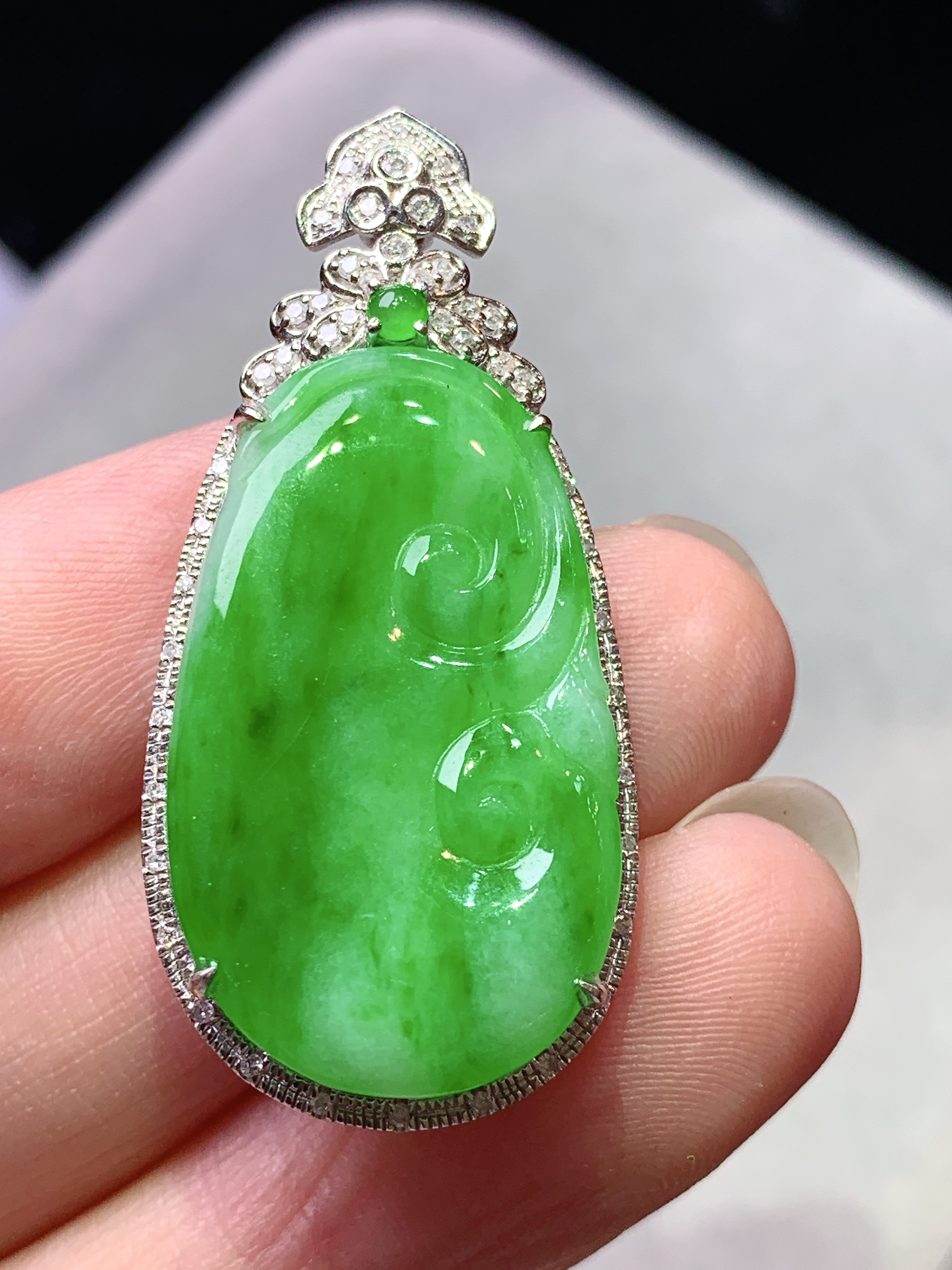 18k金钻镶嵌阳绿如意吊坠 玉质细腻 色泽艳丽清新 水润亮眼 整体尺寸39.5*18.2*6.2yz