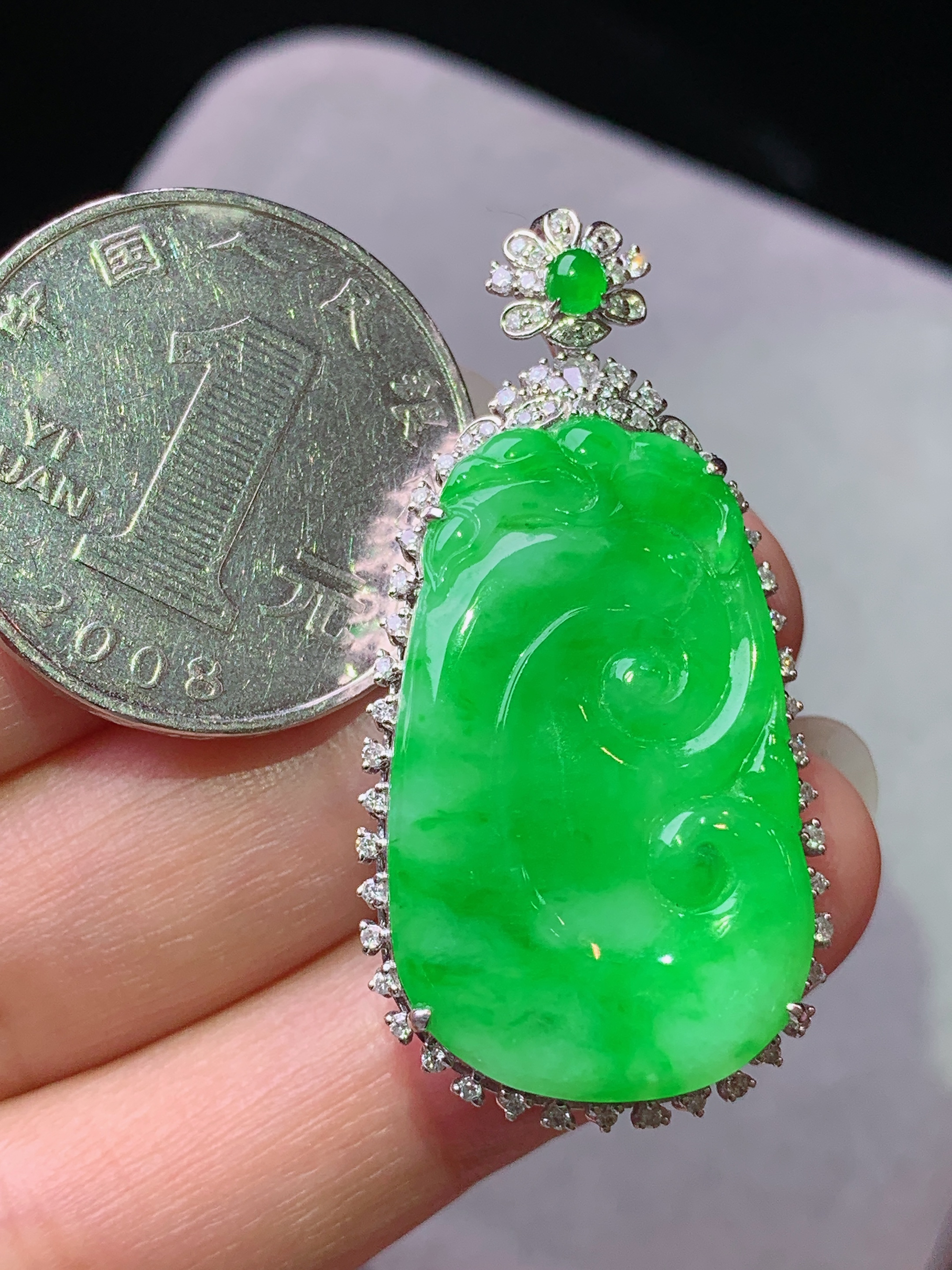 18k金钻镶嵌阳绿如意吊坠 玉质细腻 色泽艳丽清新 水润亮眼 整体尺寸40.6*20.2*7.5j3