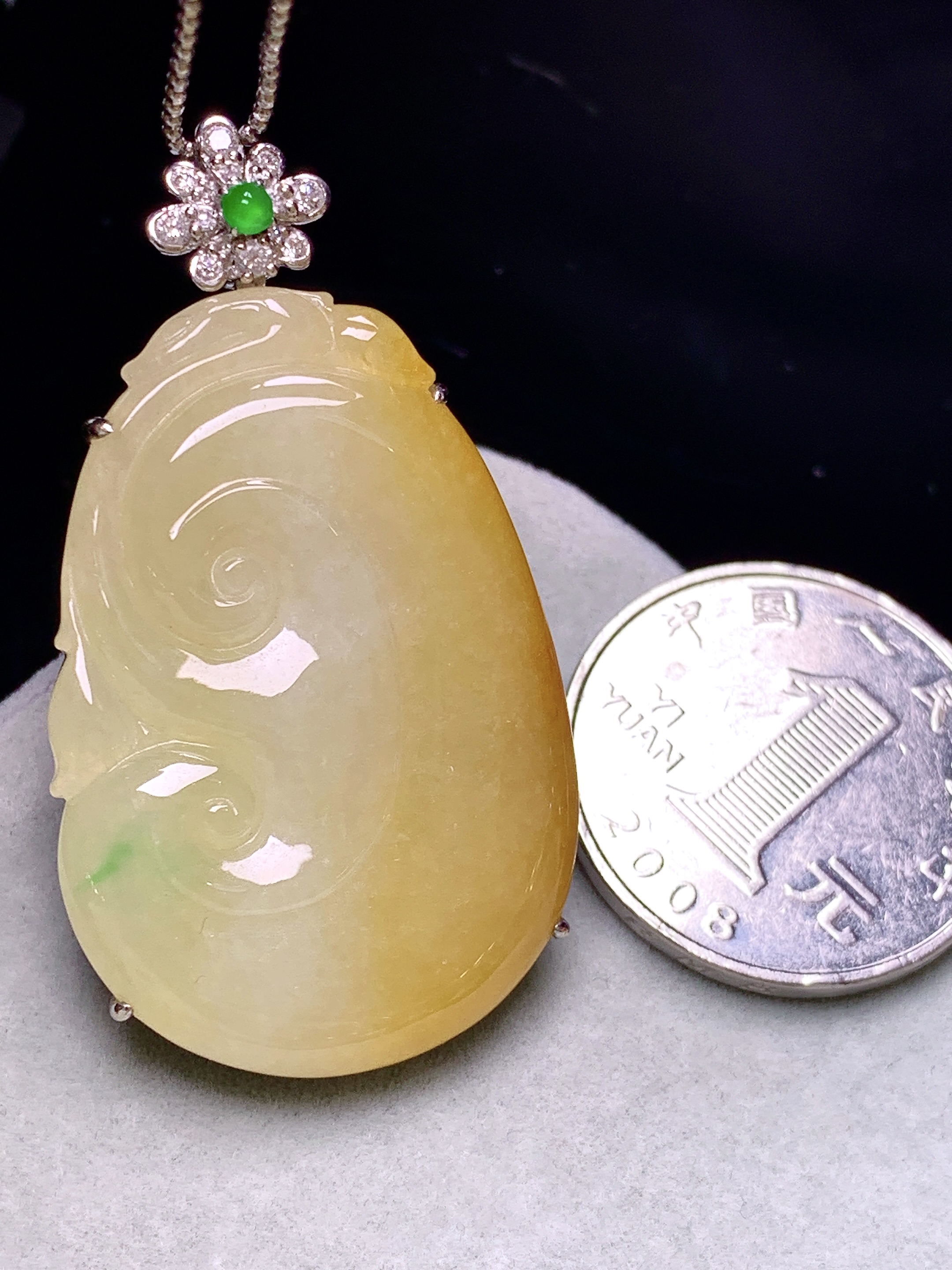 18k金钻镶嵌黄翡如意吊坠 玉质细腻 色泽艳丽清新 水润亮眼 整体尺寸47*26*6.5b1