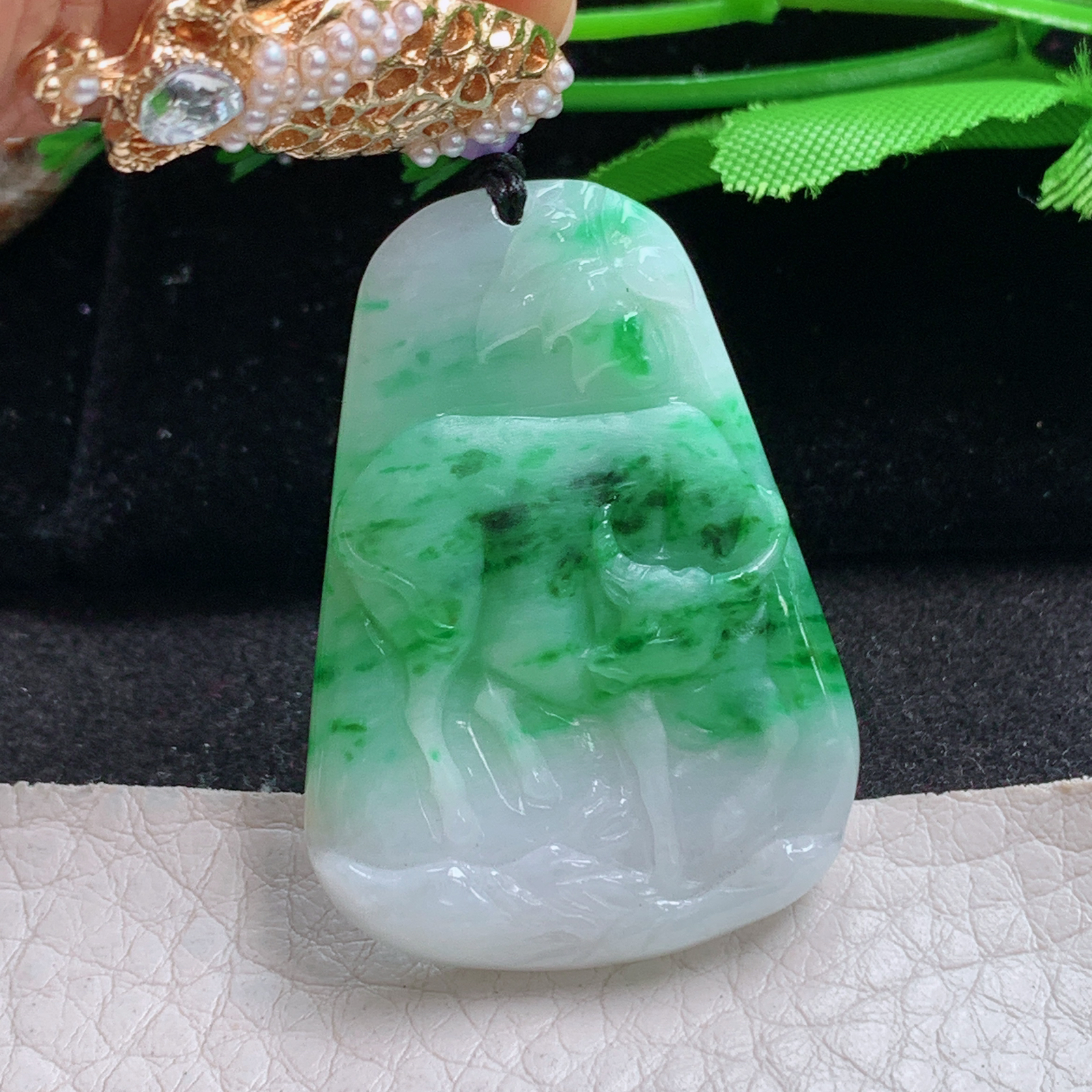 t实拍41*29.3*5.8缅甸翡翠A货精雕辣绿扭转乾坤 生肖立体牛玉吊坠 玉挂件