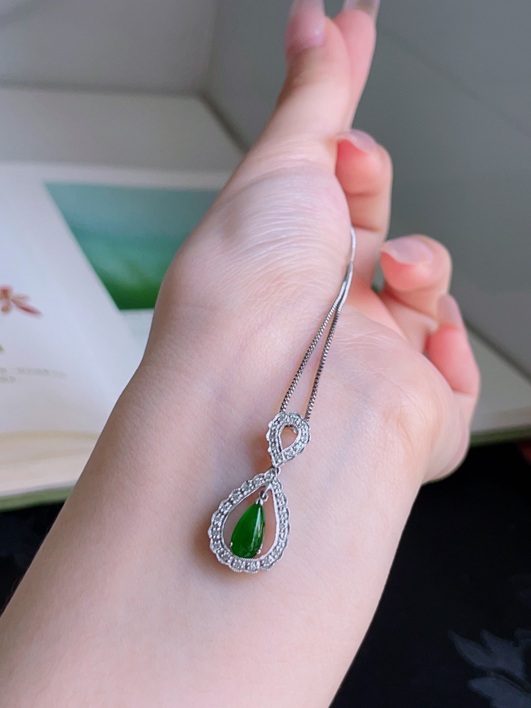 ️ 冰辣绿水滴，色泽浓郁，种老水润，18k金镶嵌 25.6/12.3/4.2，裸石 9/5.1