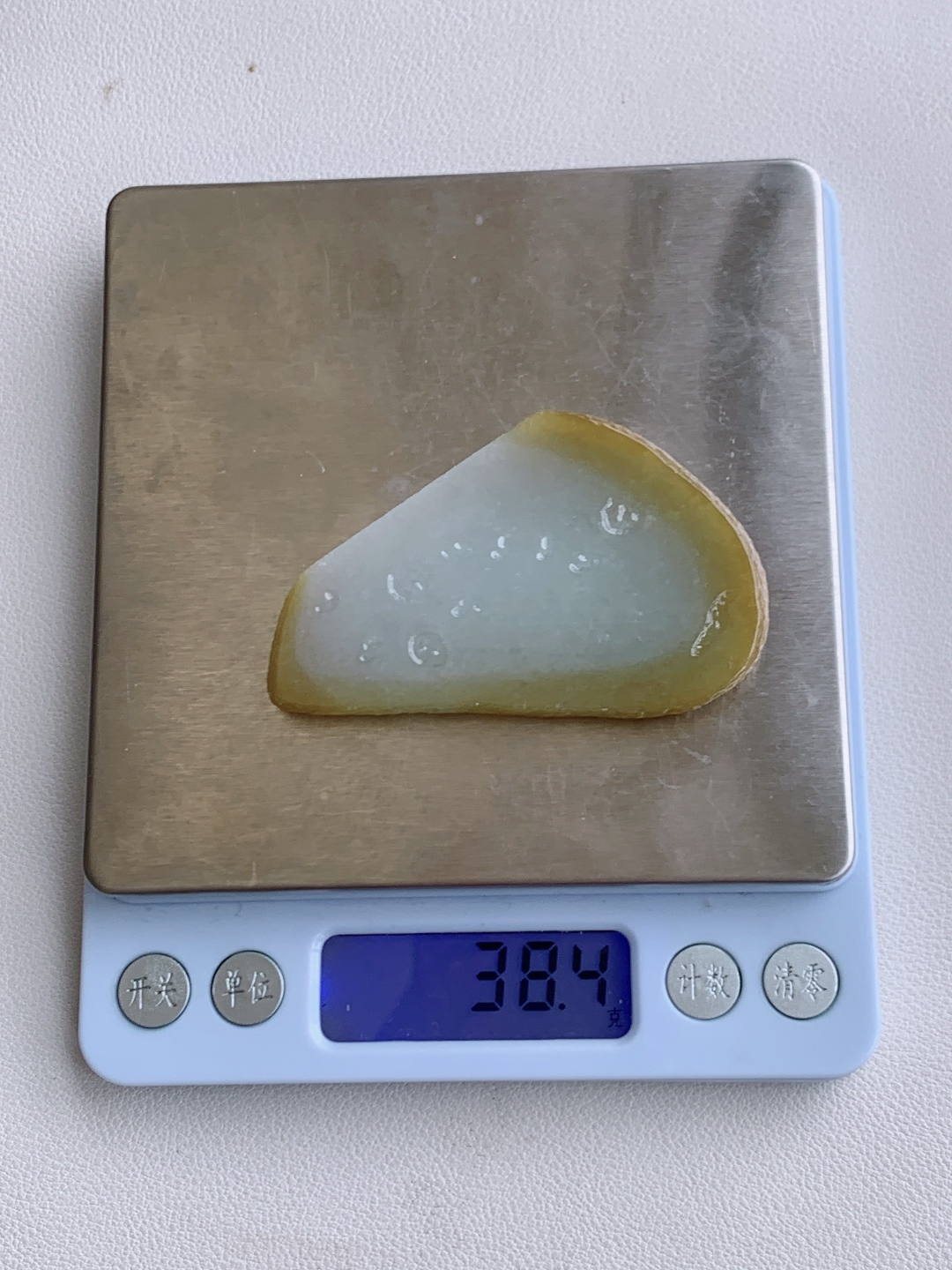 ️冰黄翡/牌子料/片料/板料/特色料，可做牌子、人物、山水、动物、花件……等推荐参考，64.5/42.6/6.3，38.4克，霜凝冰魄里，暖染玉脂边。如将初雪融于溪畔，又落一抹夕照染边，这方冰黄翡料自带清冷与暖柔交织的禅意。冰底莹润似霜，边缘的暖黄似落日轻吻溪岸，清宁中藏着温柔暖意，将山野晨昏的意趣凝于方寸之间。