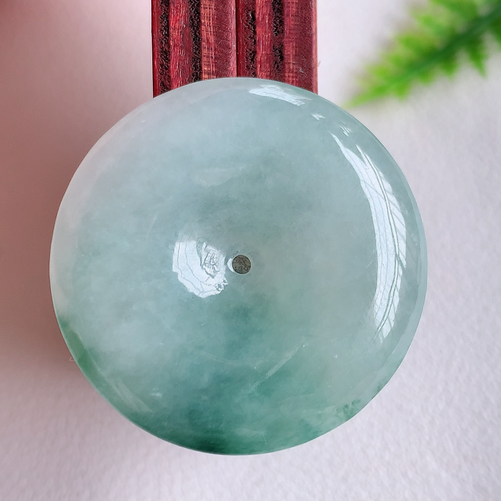 冰润飘花平安扣吊坠，厚装饱满，冰润剔透，细腻水足，种质润泽，飘花灵动，佩戴优雅大气，W   1415.22尺寸：30.5-5.7mm