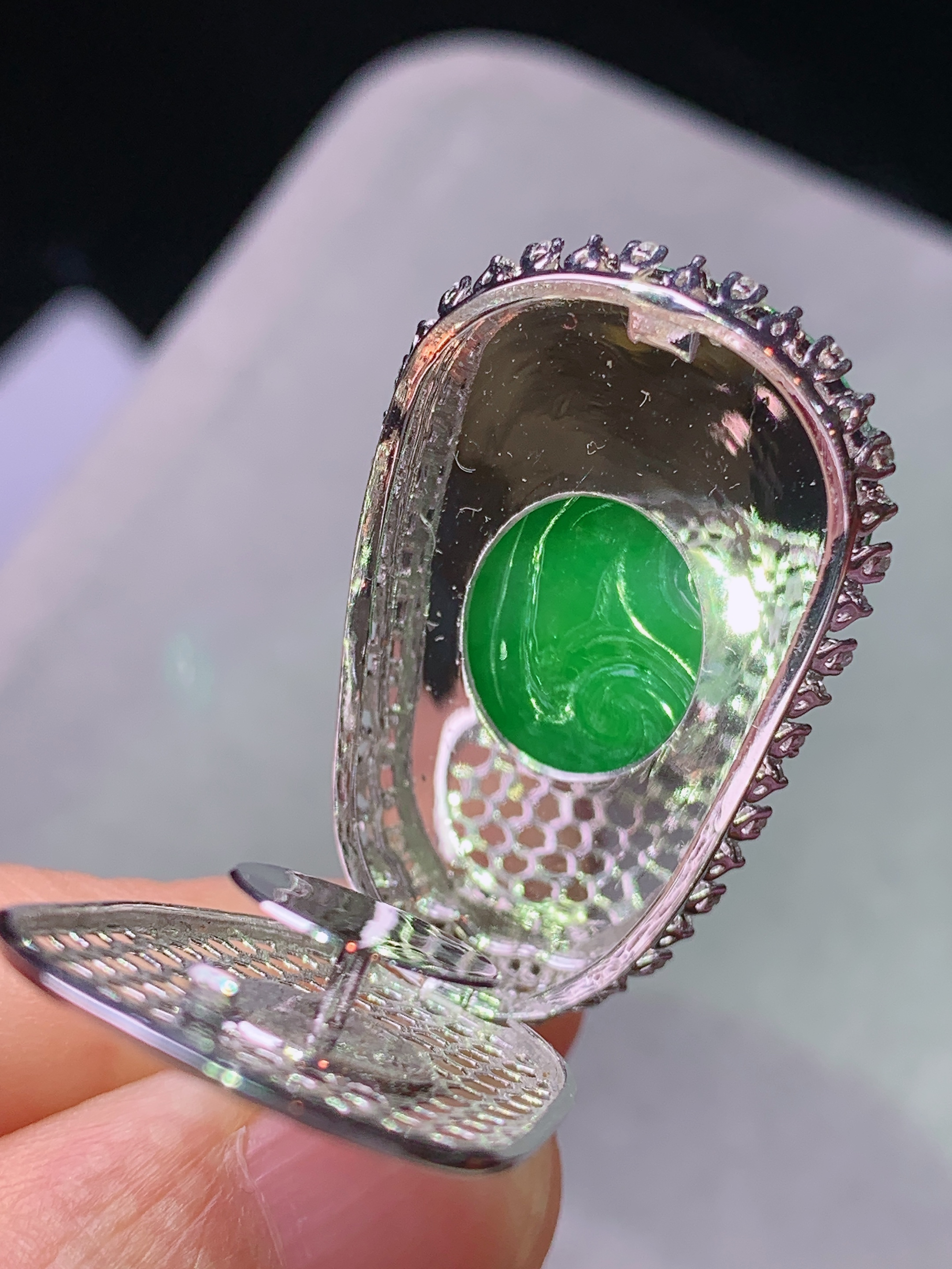 18k金钻镶嵌阳绿如意吊坠 玉质细腻 色泽艳丽清新 水润亮眼 整体尺寸40.6*20.2*7.5j3