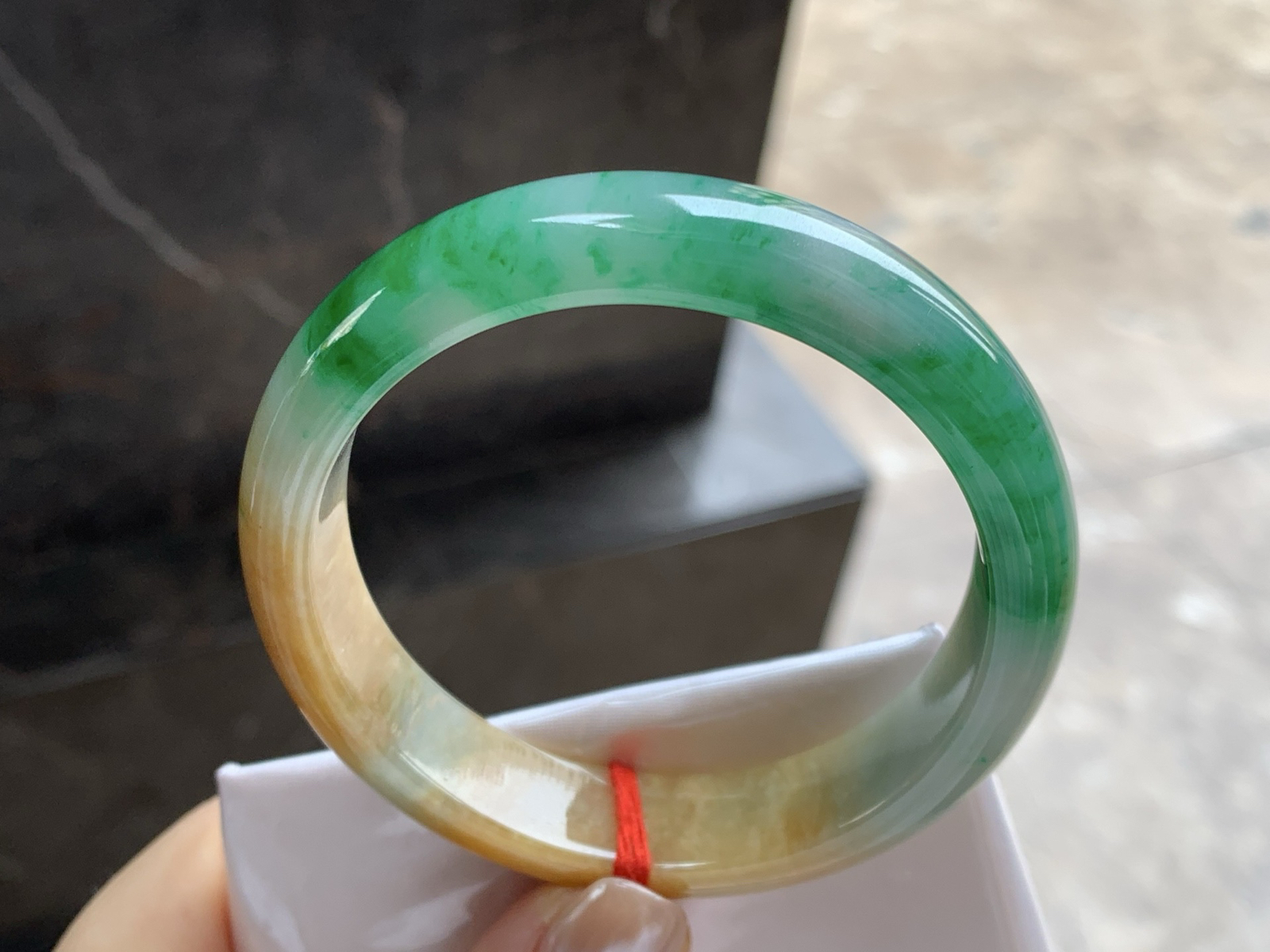 55.5-13.6-7.7

黄加绿手镯^_^底子细腻 颜色搭配漂亮