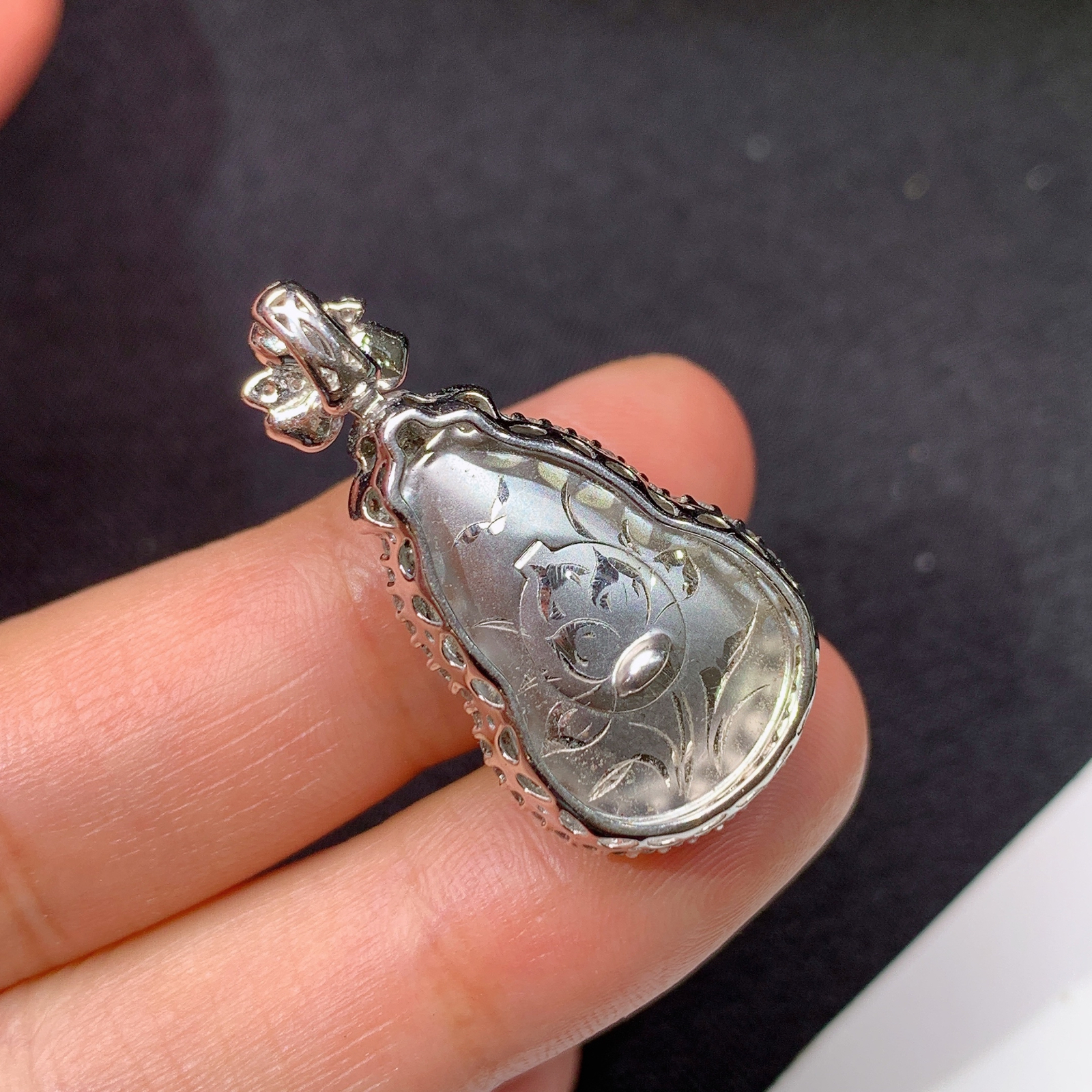 飘阳绿葫芦吊坠，18k金镶嵌，冰润色阳，玉质细腻，种水足，Dd 尺寸30.7*15.9*9.8