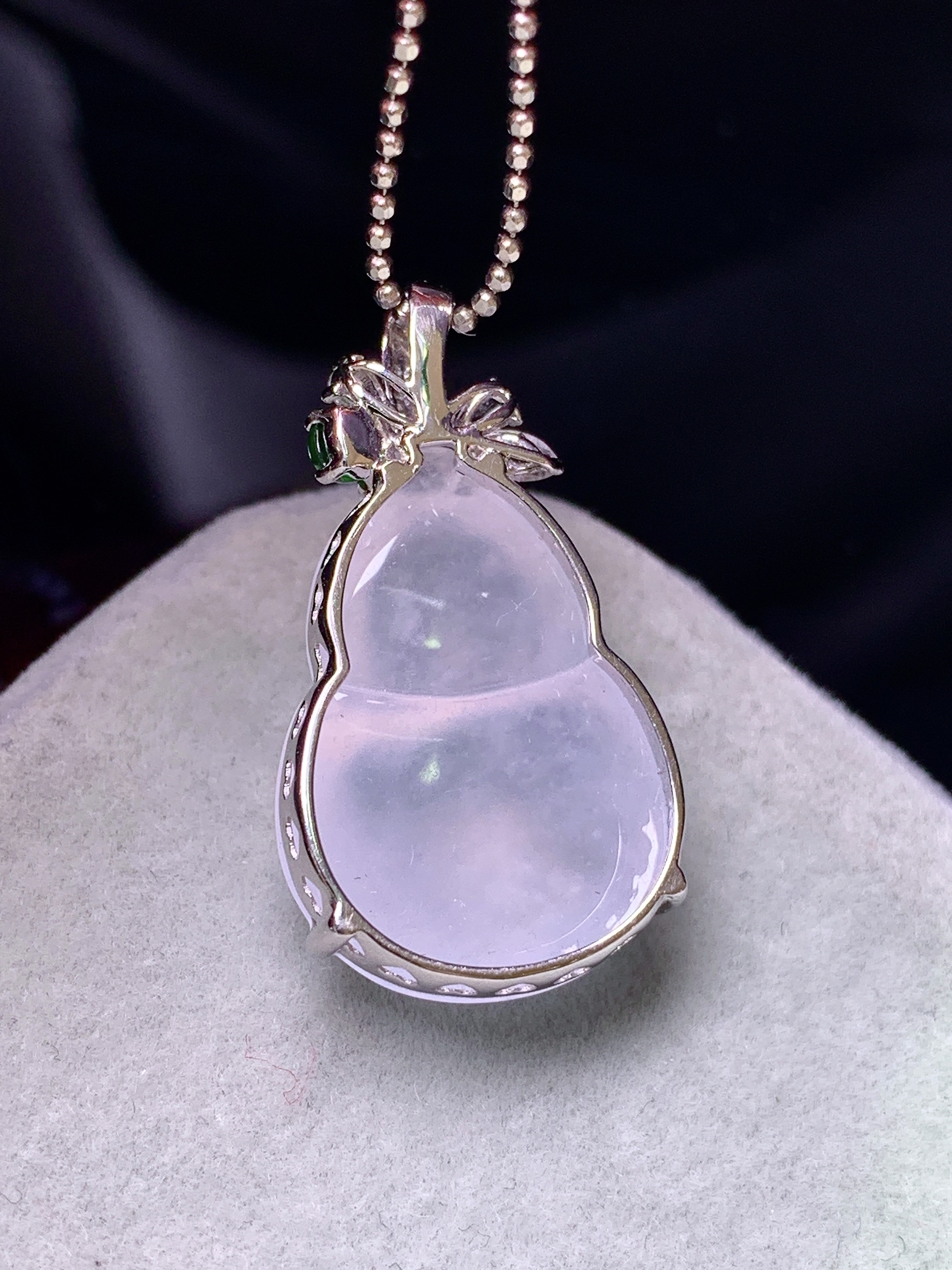 18k金钻镶嵌冰种葫芦吊坠 玉质细腻 色泽艳丽清新 水润亮眼 整体尺寸25.8*14*7yz