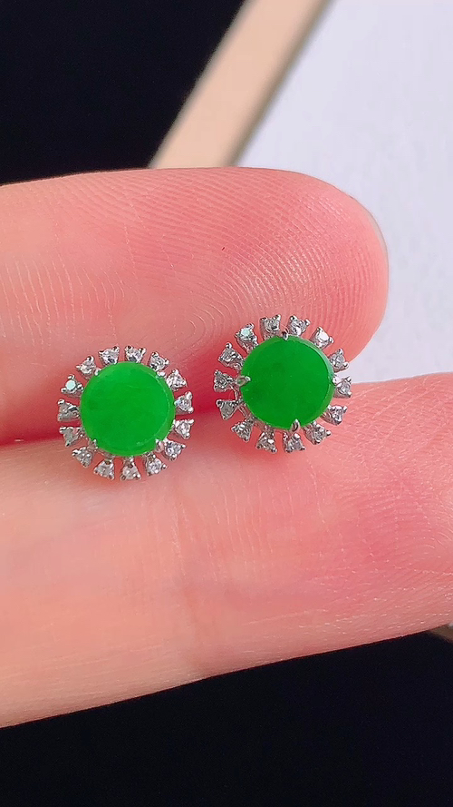 18K满绿无事牌耳钉，无裂，尺寸7.0/4.1，裸石4.7/1.2mm，编号23