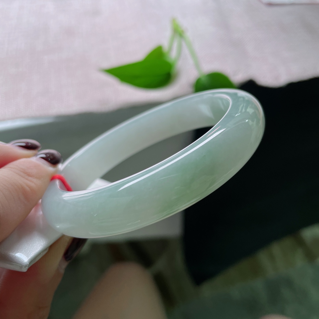 58.1/12.6/8.2，浅绿底正圈，肉质细腻干净，清爽自然，落落大方，无裂，ss51979a