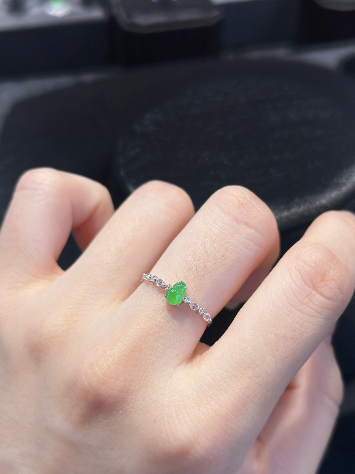 18k金冰绿小葫芦戒指，一枚价
尺寸：5.2-3.8-2.6mm..