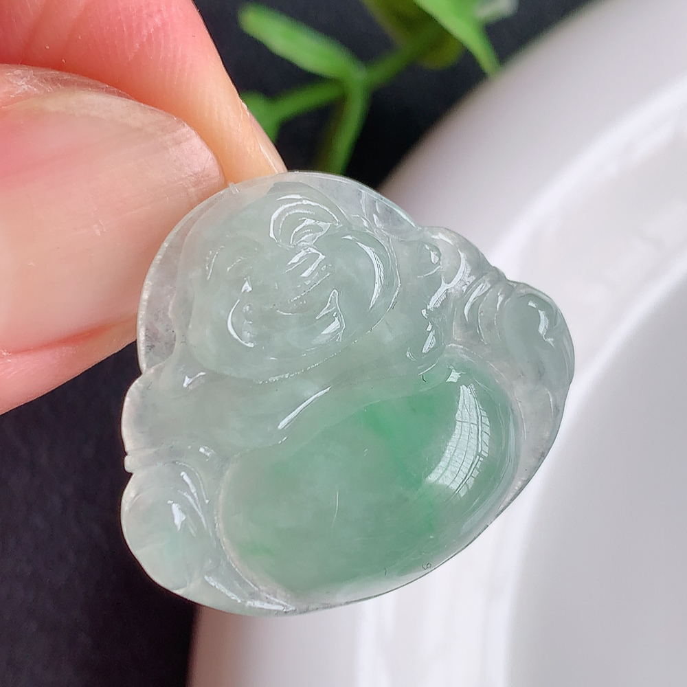 冰润佛公翡翠吊坠，澄净美好的冰润福佛，水足丰盈，灵润、细腻，表情刻画入木三分，盈满欢喜， W449.