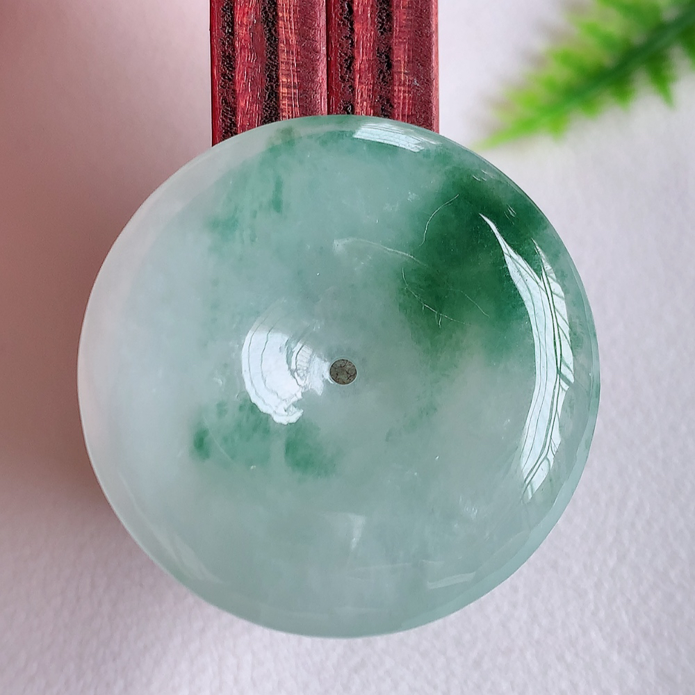 冰润飘花平安扣吊坠，厚装饱满，冰润剔透，细腻水足，种质润泽，飘花灵动，佩戴优雅大气，W   1415.22尺寸：30.5-5.7mm