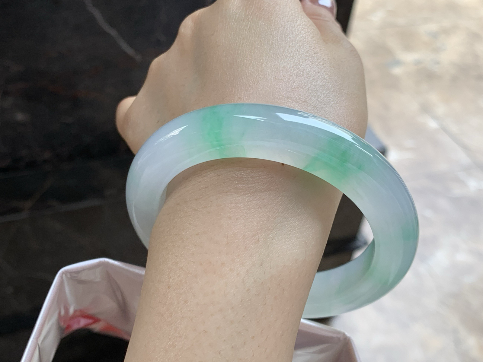 60-12.1-11.2

冰种带色大圈口手镯^_^有种有色～品质大圈口