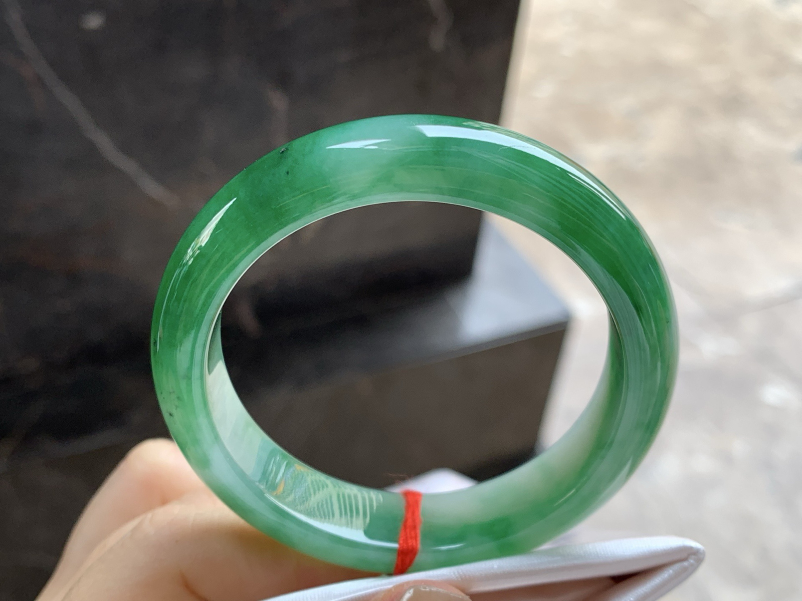 52-12.7-8

辣绿色手镯^_^底子细腻 绿色浓郁大气