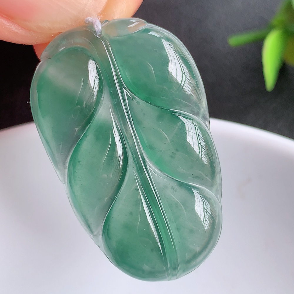 冰润金枝玉叶翡翠吊坠  寓意“金枝玉叶，大业有成，一夜成名”  饱满大气，水润通透。W1415.22尺寸：34.1-19.5-3.7mm
