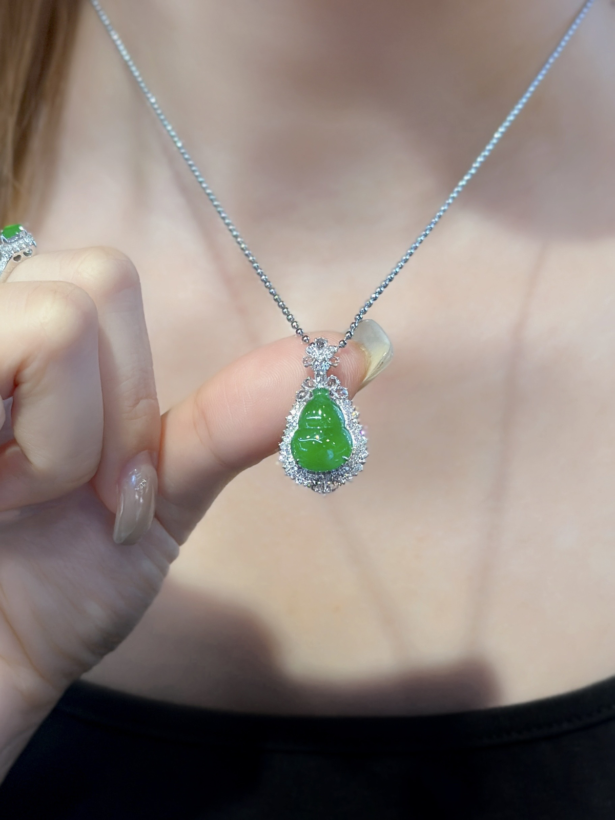 辣绿 葫芦 
18k金，尺寸：27.6-15.3-9mm..