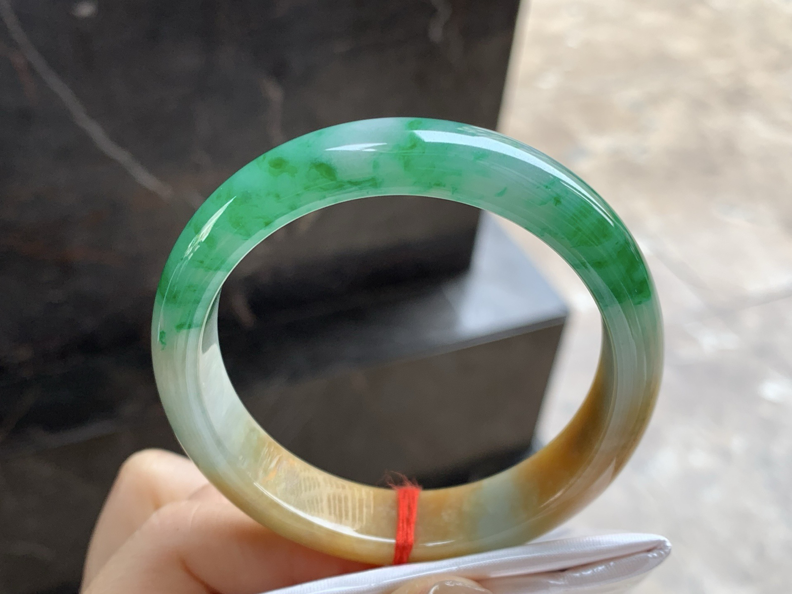 55.5-13.6-7.7

黄加绿手镯^_^底子细腻 颜色搭配漂亮