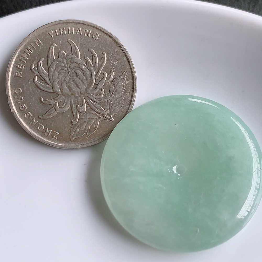 冰润平安扣挂件 吊坠 质地细腻，温润而泽，精雕平安扣光滑圆润，平安扣佑平安，赋予平安无事的意念，寓意守护，随心如意，无事无忧  W1415.22尺寸：29.8-5.4mm