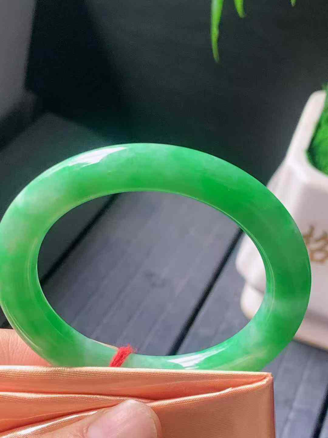 【翡翠名称】冰润飘阳绿50.8圈口圆条手镯
【翡翠尺寸】50.8/9.4/9.4mm适合52-53正圈口佩戴
【翡翠描述】宝贝种老水足，玉质细腻，色泽靓丽，性价比高，佩戴效果好！
【其它赠送】权威证书/精美挂绳盒子/支持全国复检