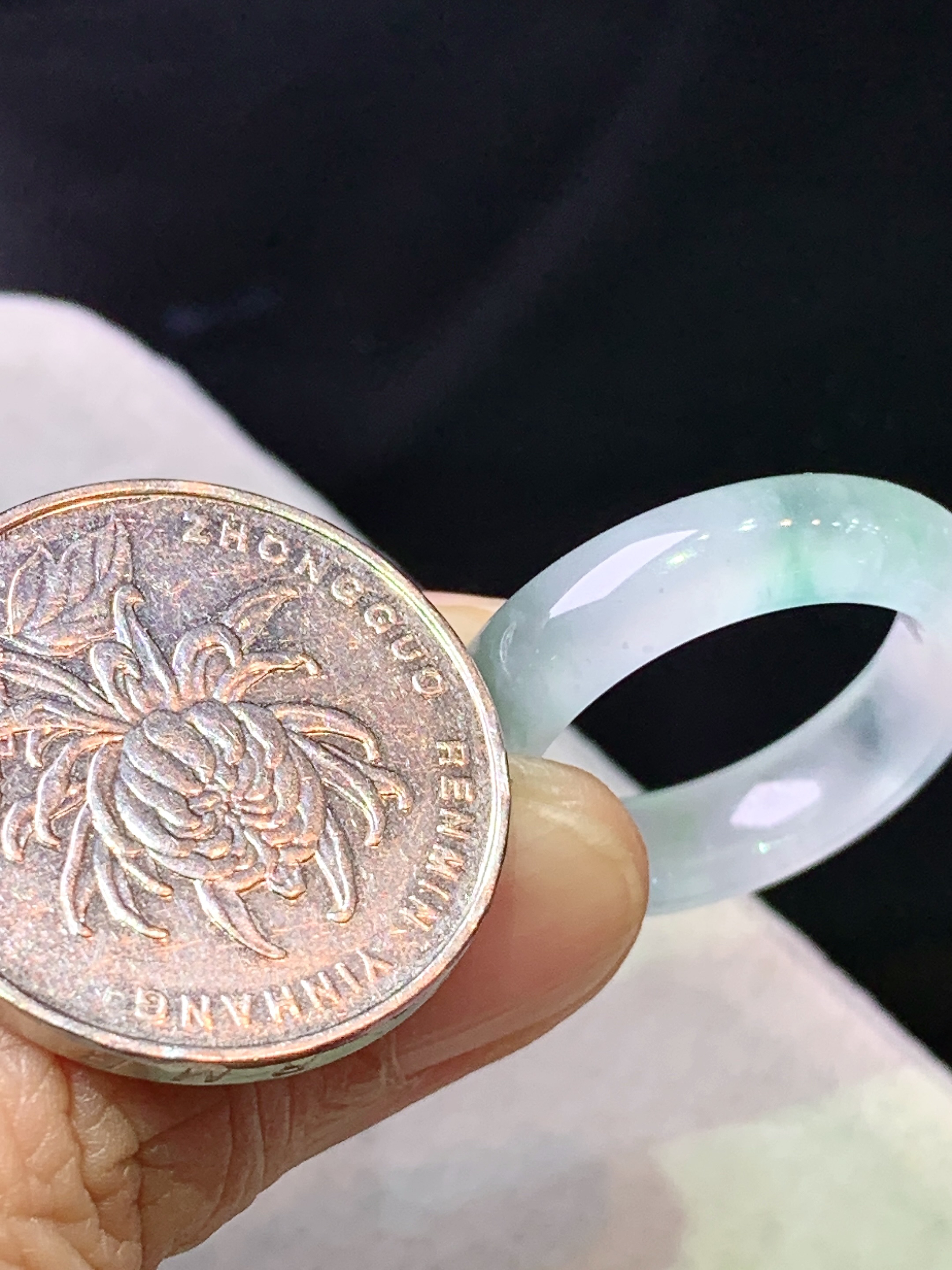 冰种飘绿平安环吊坠 玉质细腻 色泽艳丽清新 水润亮眼 圈口17 整体尺寸25.6*5.6*3.8c1