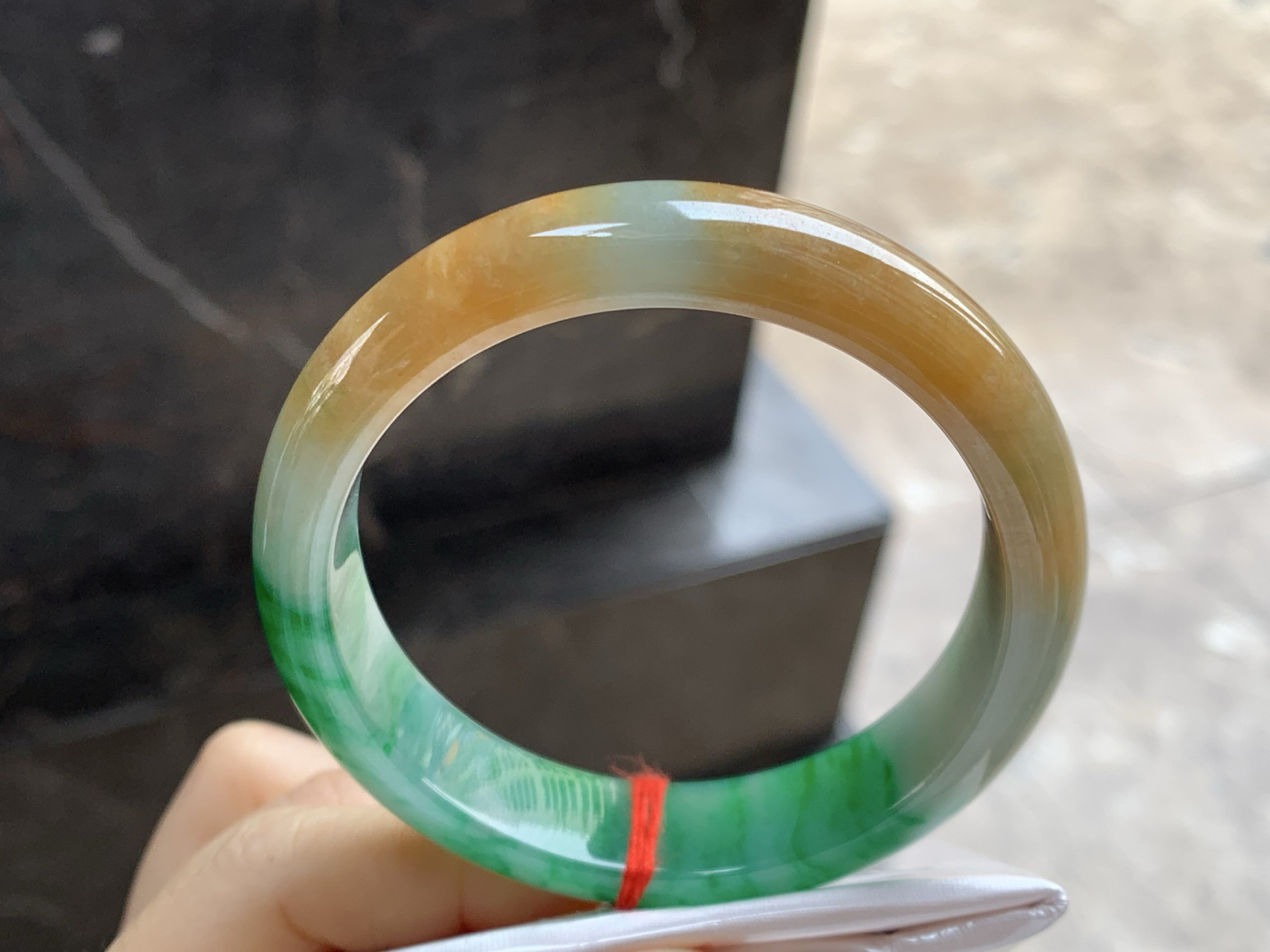 55.5-13.6-7.7

黄加绿手镯^_^底子细腻 颜色搭配漂亮