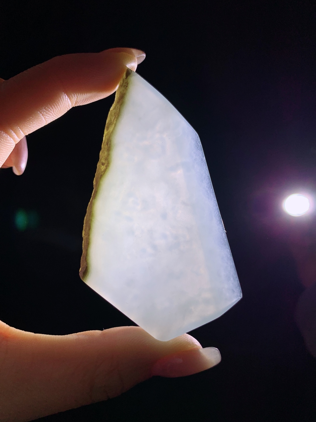 ️白冰/牌子料/片料/板料/特色料，可做牌子、人物、山水、动物、花件……等推荐参考，76.8/44.3/6.2，38.7克，冰魄凝清露，玉心映月华。如将寒潭月色凝于方寸，这方白冰料自带清透空灵的禅意，冰底莹润似霜，柔光内敛如月华，不染一丝尘杂，以极简的清宁，诠释着玉石的纯粹之美。