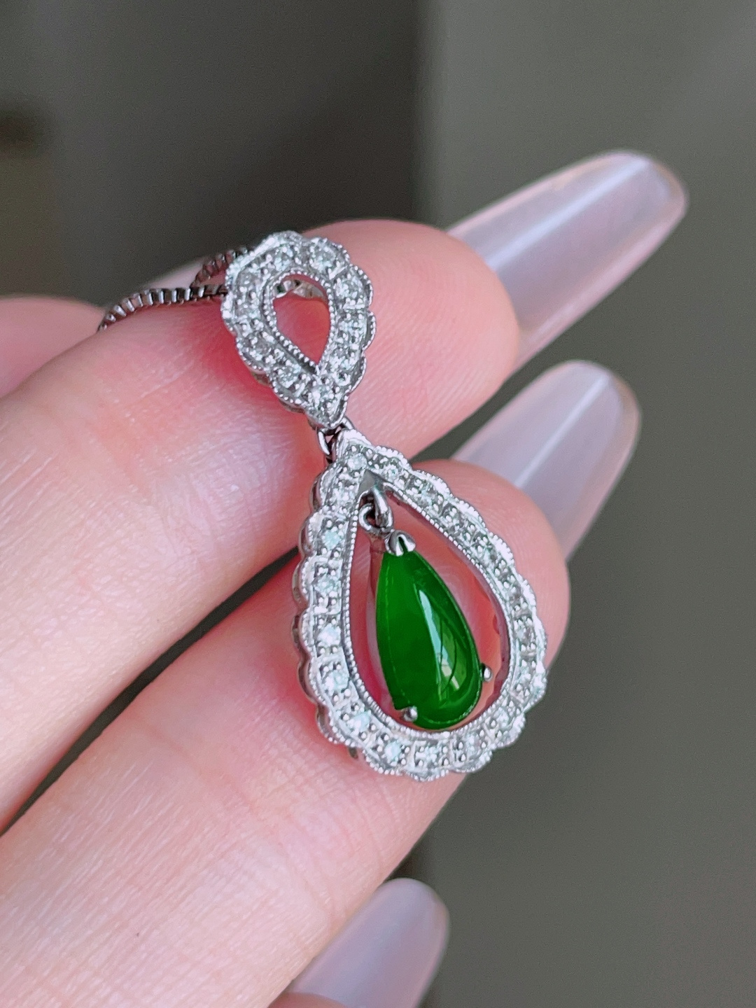 ️ 冰辣绿水滴，色泽浓郁，种老水润，18k金镶嵌 25.6/12.3/4.2，裸石 9/5.1