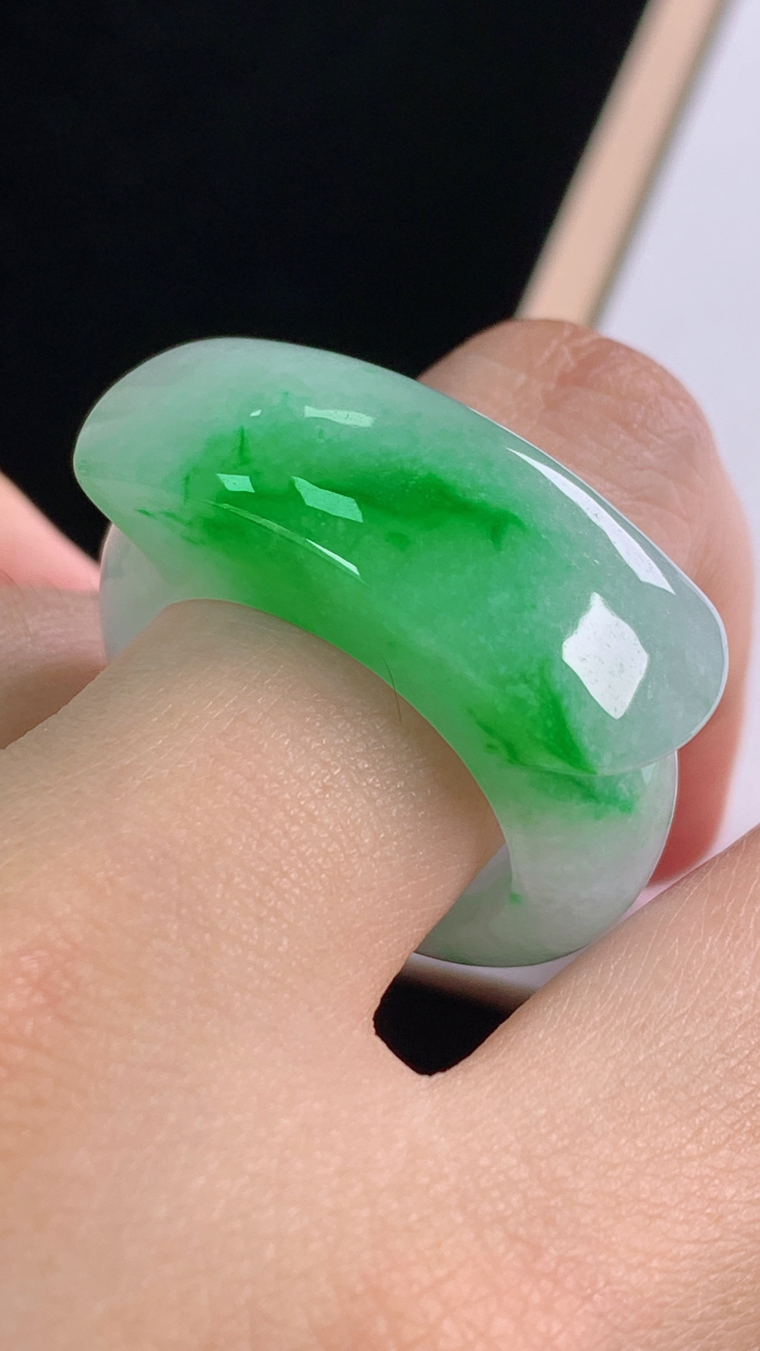 ️冰飘绿扳指，色辣色艳，底子细腻，无裂，尺寸:20.3/10.9/7.0mm，编号21
