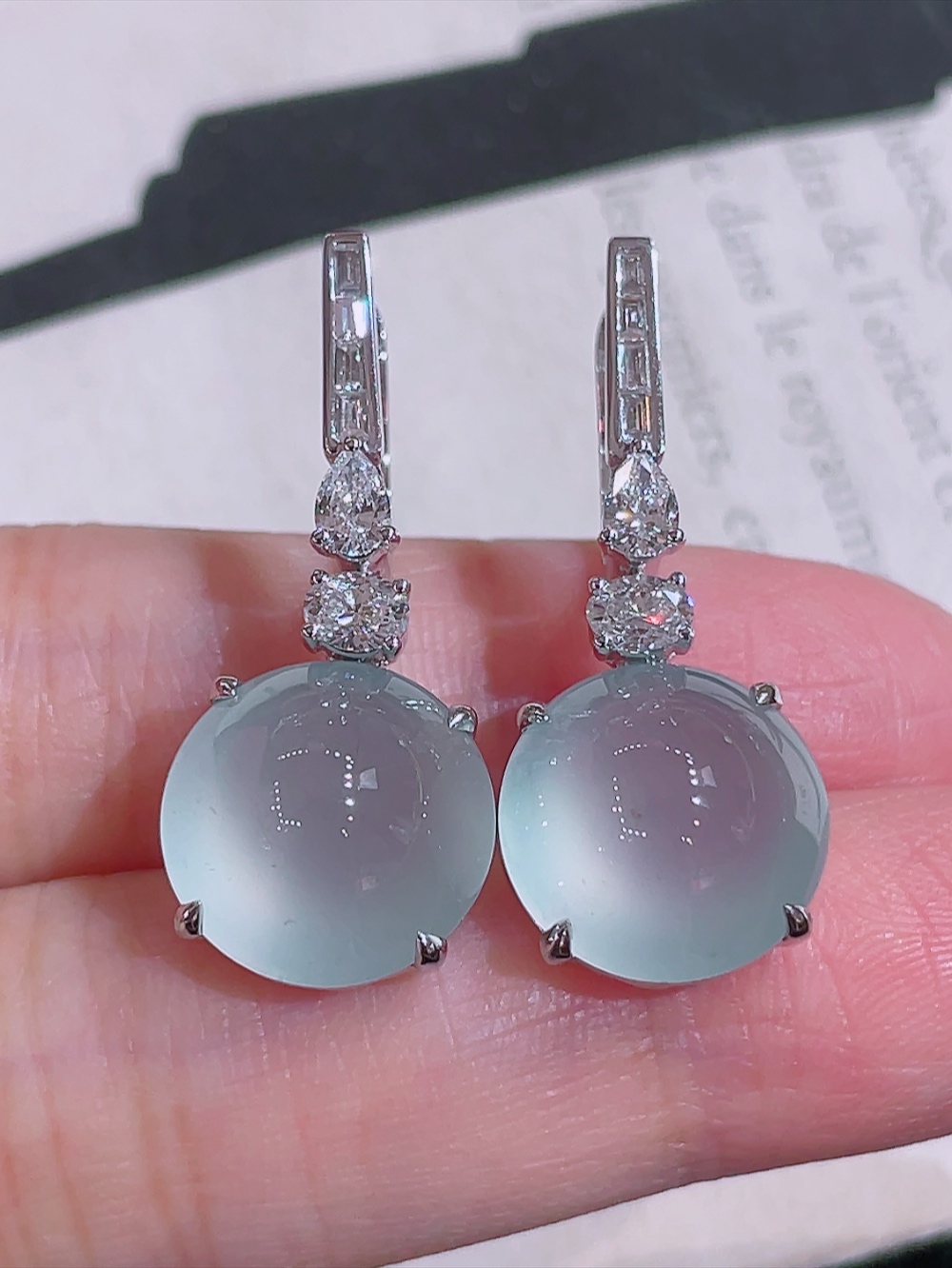 ️高冰玻璃种大鸽子蛋耳坠，无裂，18k金镶嵌，种水，全景天窗，重金镶嵌，南非钻镶，厚装饱满，荧光四