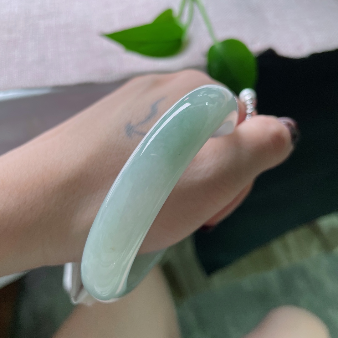 58.1/12.6/8.2，浅绿底正圈，肉质细腻干净，清爽自然，落落大方，无裂，ss51979a