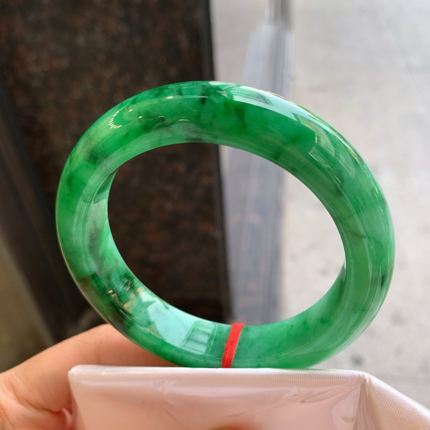 正圈满色，表皮微瑕疵，尺寸：58.3/13.5/10，色辣