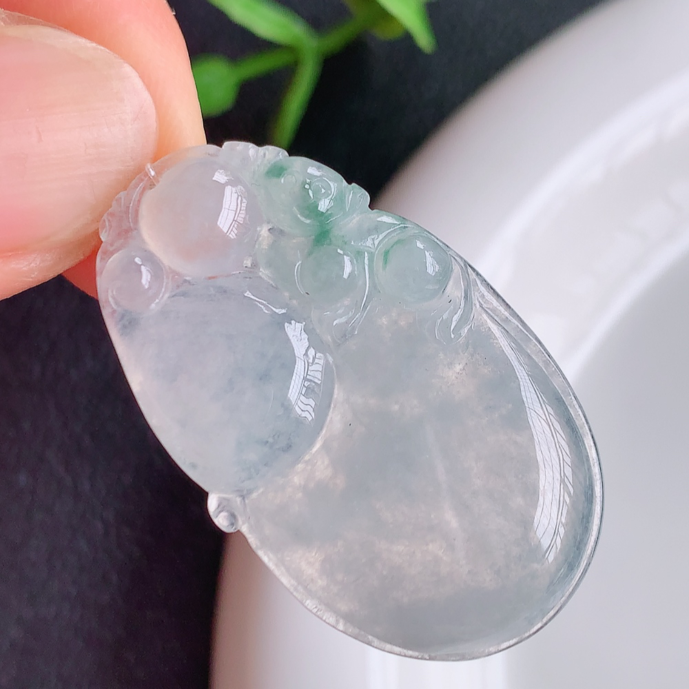 冰润精雕灵猴献瑞翡翠挂件  寓意“灵猴献瑞，多福多寿”天然特色冰绿料子，俏色巧雕，大件厚装，如此好看，如此美丽～遇到是缘，拥有是福，佩戴效果优雅迷人！无纹裂，性价比超值！W449.22尺寸：36.5-21.8-4.5mm