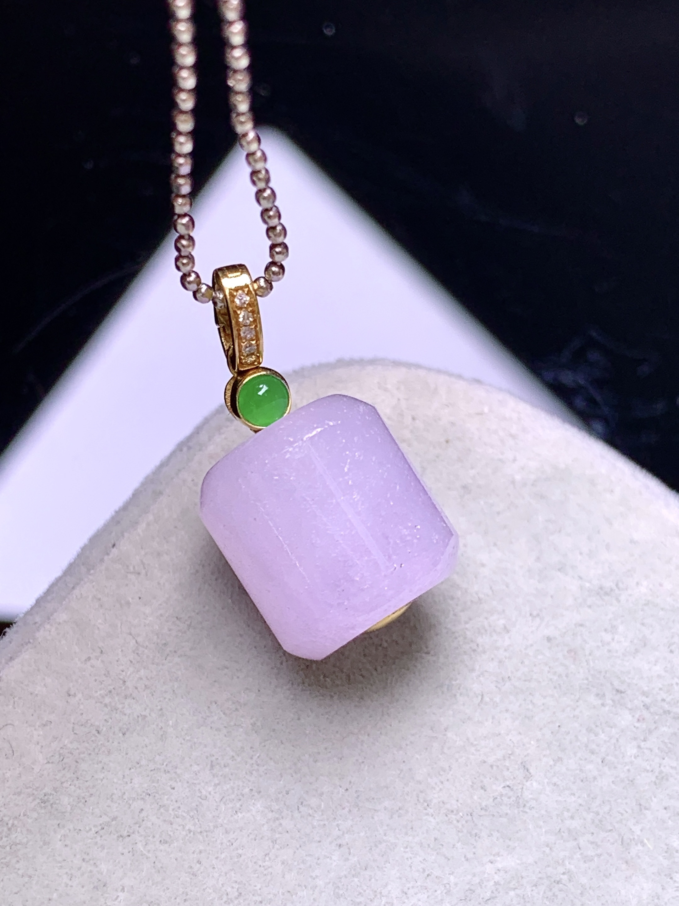 18k金钻镶嵌紫罗兰路路通吊坠 玉质细腻 色泽艳丽清新 水润亮眼 整体尺寸19.6*10.2*10.5b1