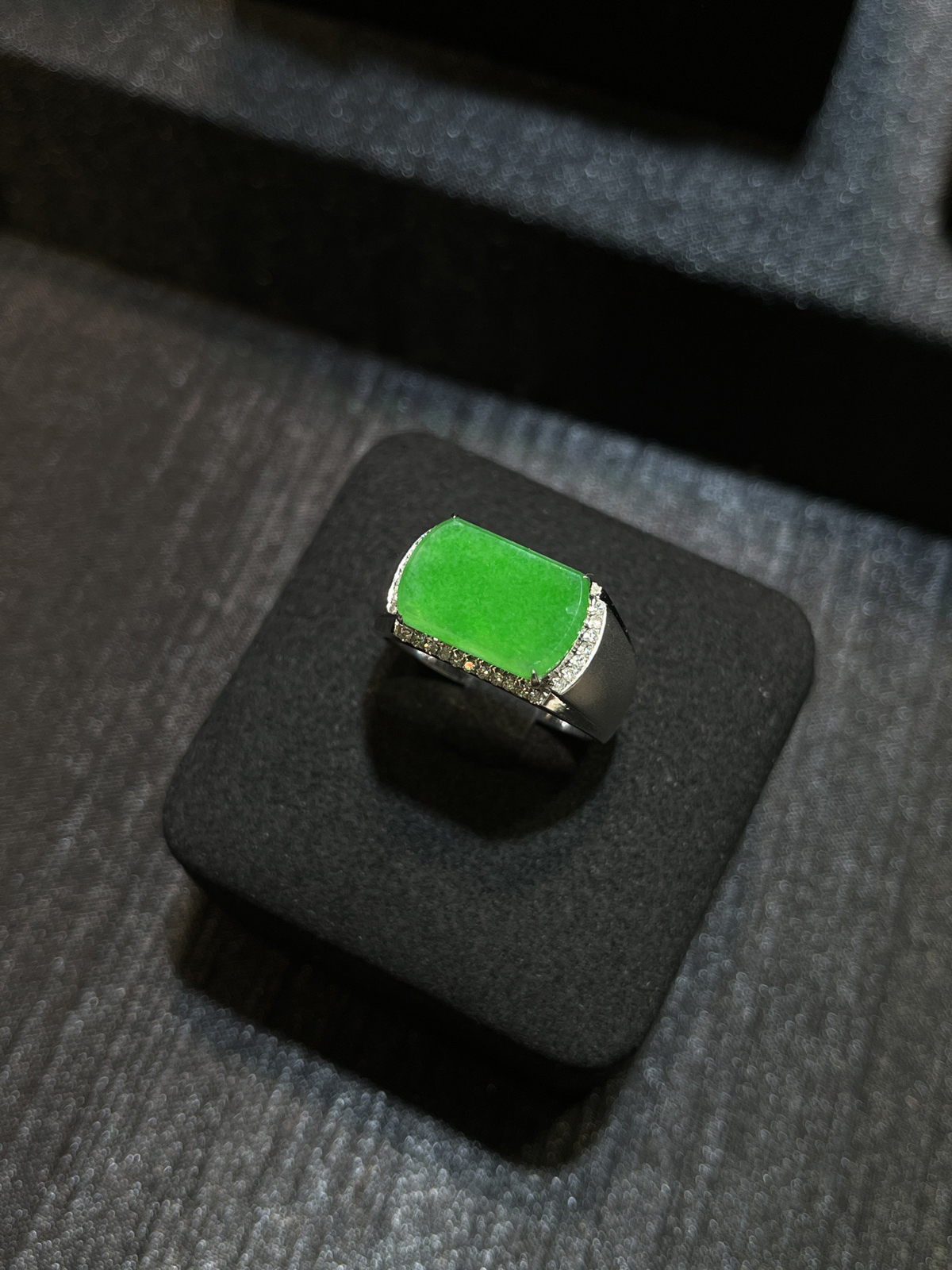 阳绿满色马鞍戒……
种好色阳绿，料子厚装
尺寸看图一
18k金镶嵌..