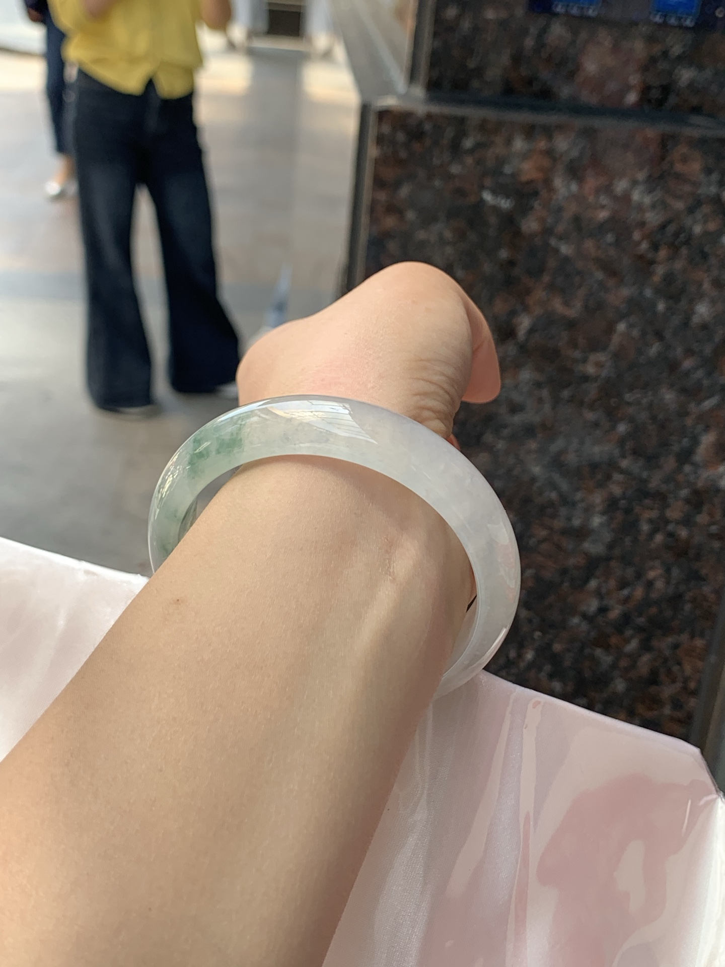 冰飘花正圈，57.6/13.9/7.5，0425-N483，无裂，打灯棉线，底妆冰透细腻，冰底中开出了朵朵兰花，飘花灵动飘逸，半山半水，勾勒出一幅唯美诗意的山水意境画，古典优雅。