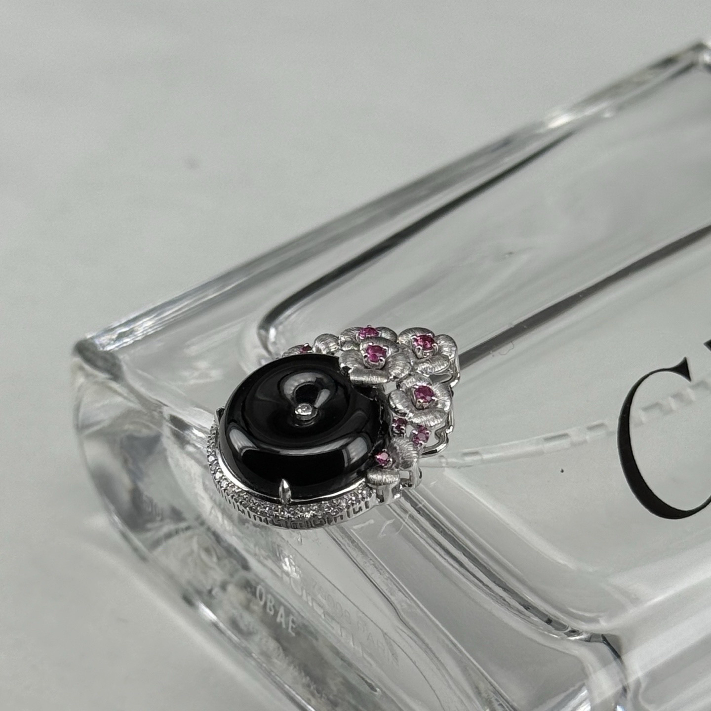 精品18k墨翠平安扣吊坠 种好色正 黑度极好 打灯通透 油性十足 重金豪镶 尺寸21.5