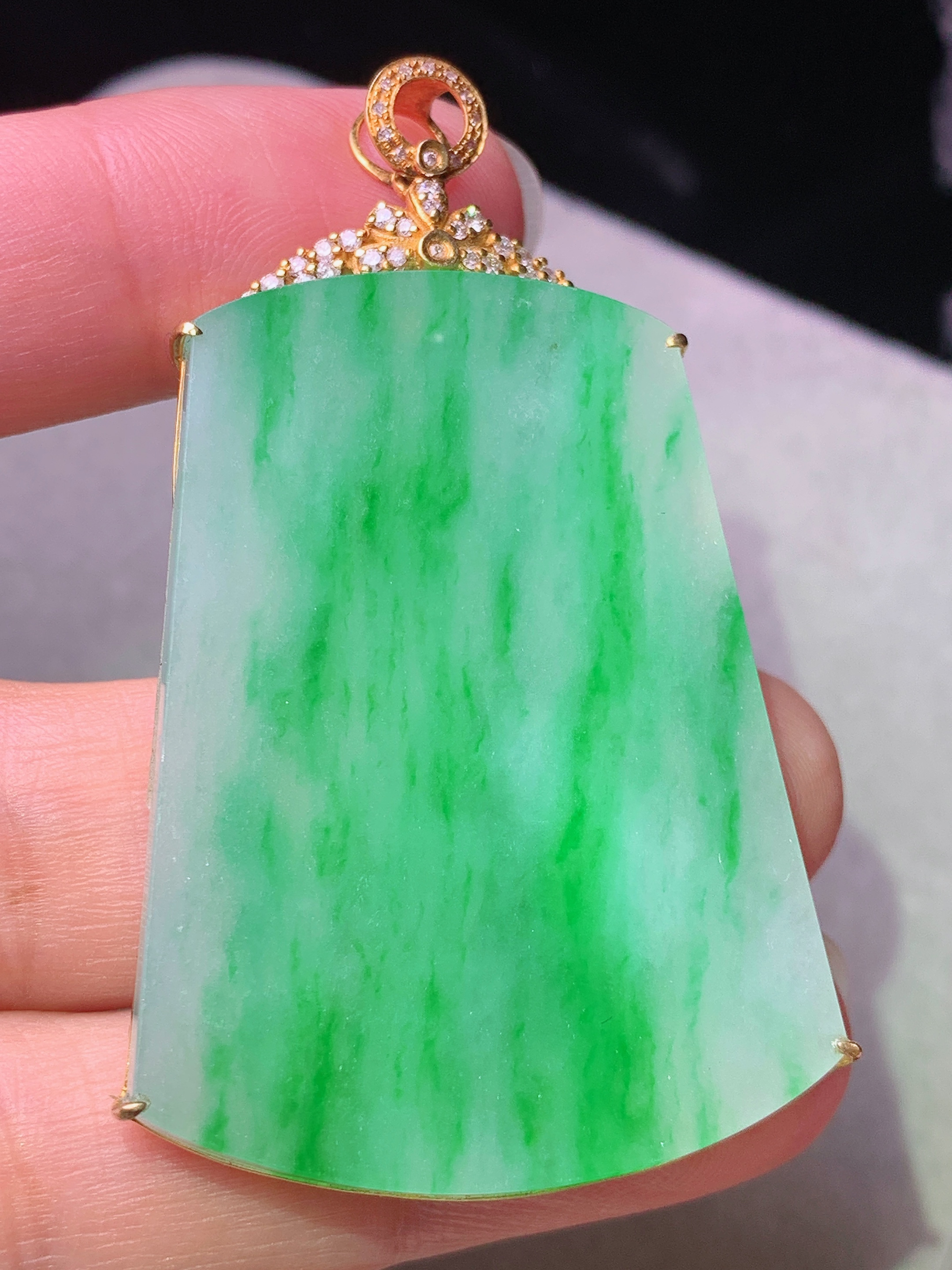 18k金钻镶嵌飘绿无事牌吊坠 玉质细腻 色泽艳丽清新 水润亮眼 整体尺寸54.5*32*5.7j3