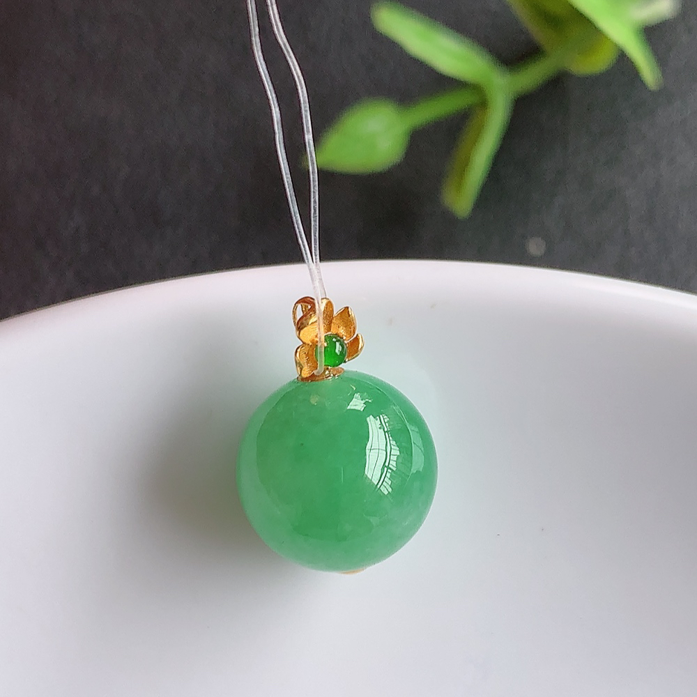 翡翠飘绿蛋面吊坠  质地细腻，清秀高雅 款式大方经典，颜色鲜艳，沁人心脾，18k金伴钻打造   W449.22尺寸：15-10.3mm