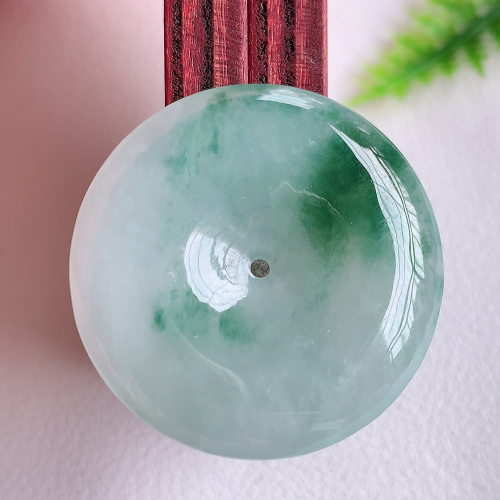 冰润飘花平安扣吊坠，厚装饱满，冰润剔透，细腻水足，种质润泽，飘花灵动，佩戴优雅大气，W   1415.22尺寸：30.5-5.7mm