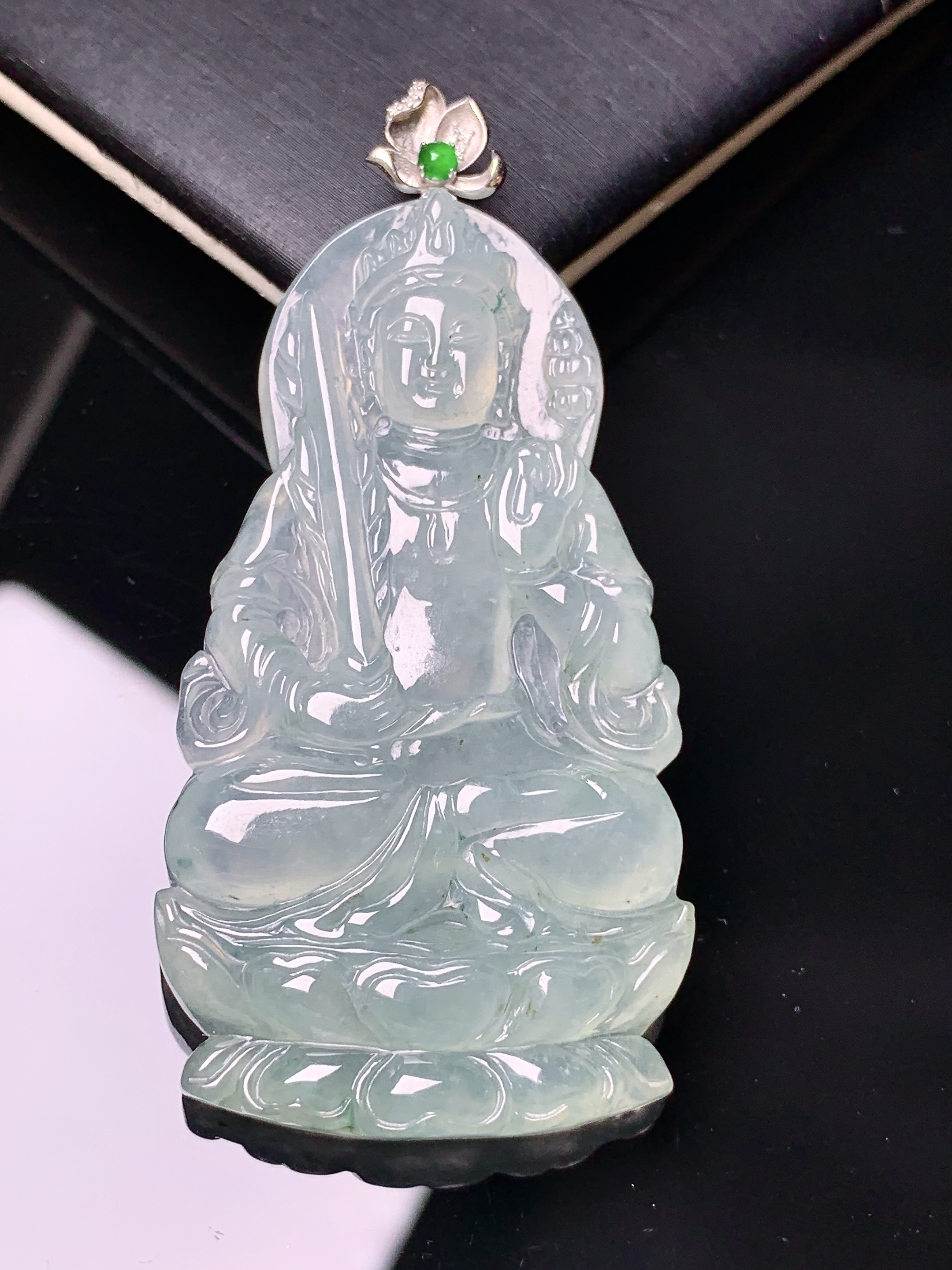 18k金镶嵌冰种大势至观音菩萨吊坠 玉质细腻 色泽艳丽清新 水润亮眼 整体尺寸58.8*27.8*5.5c1